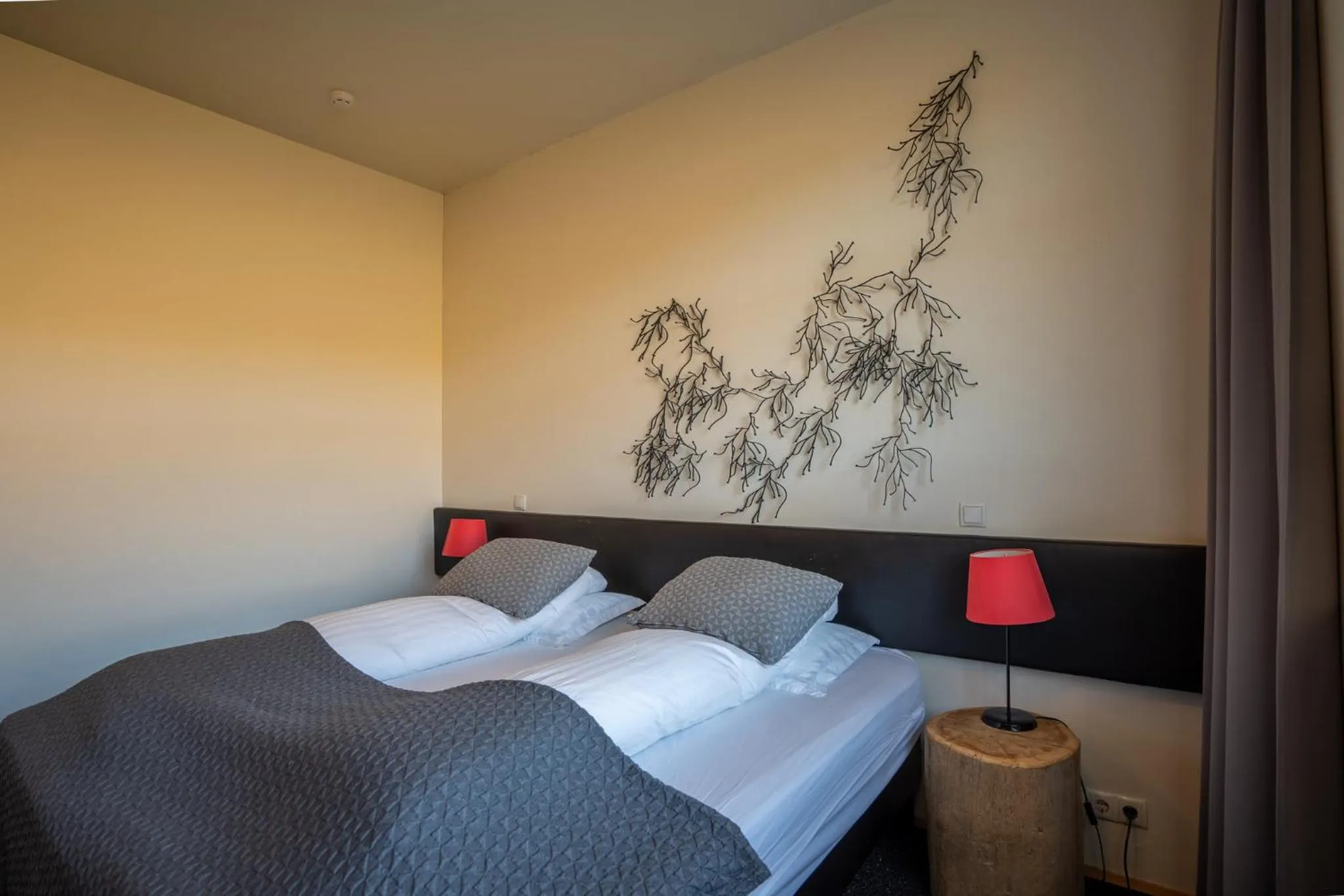 Bedroom, Bed in Volcano Hotel