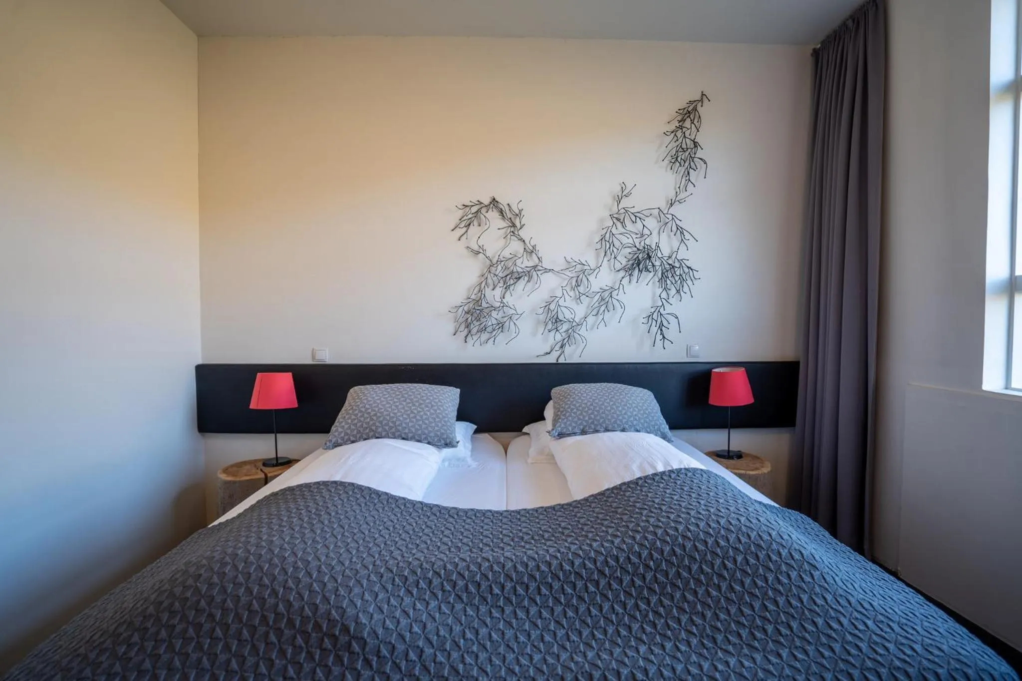 Bedroom, Bed in Volcano Hotel