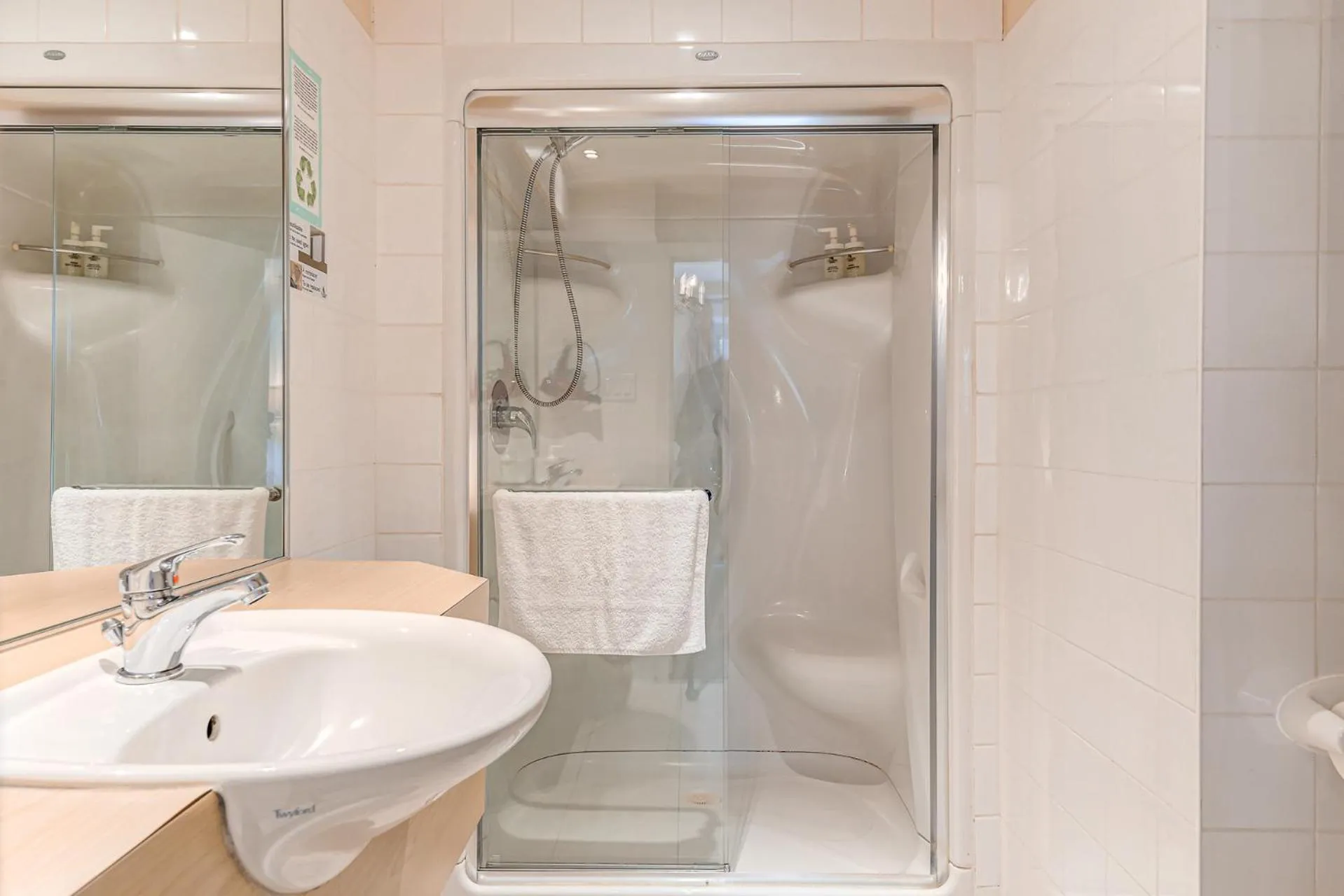 Shower in North House - Auberge La Chouette Hôtel Automatisé