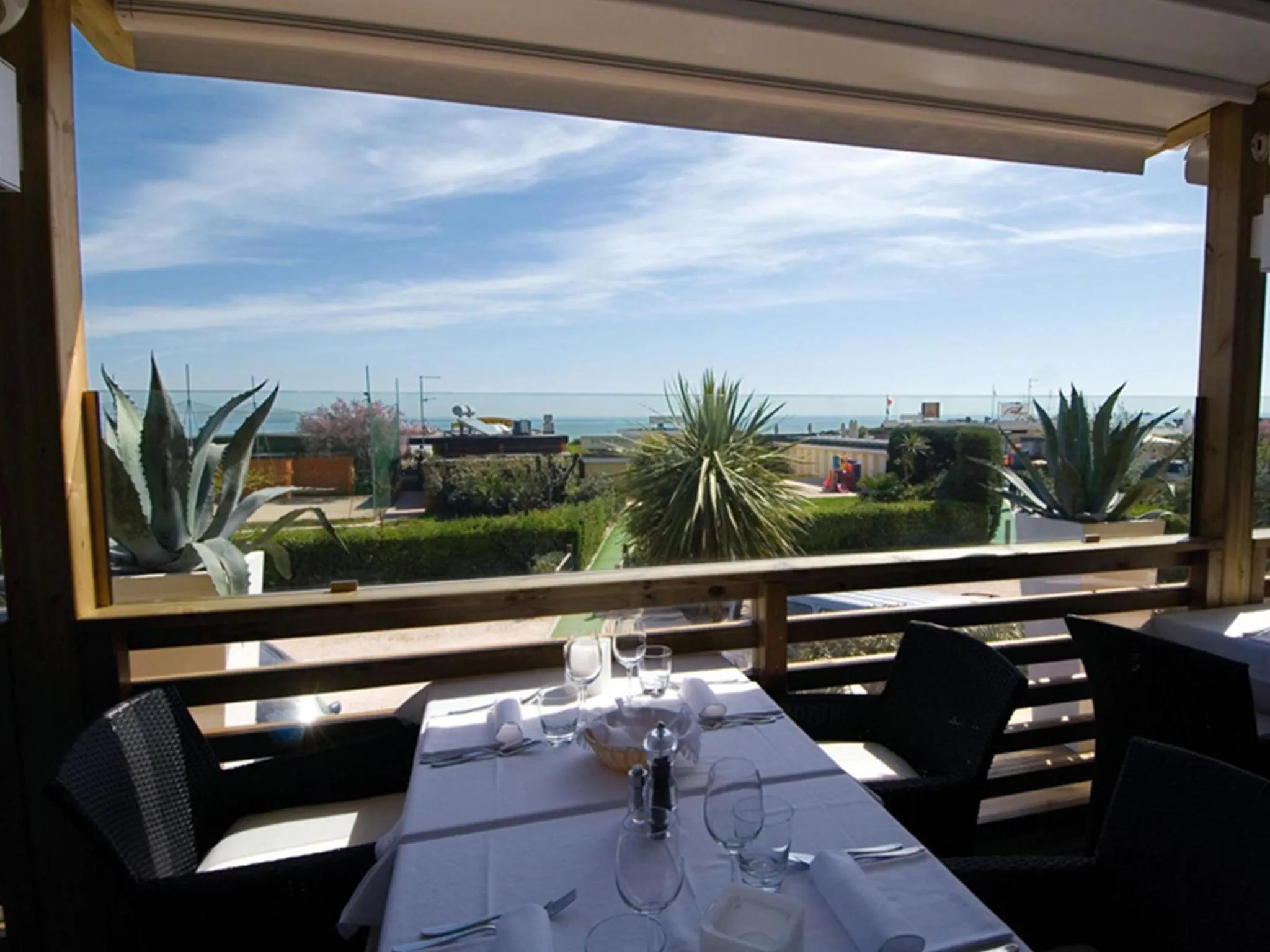 Restaurant/places to eat in Rouge Hotel International