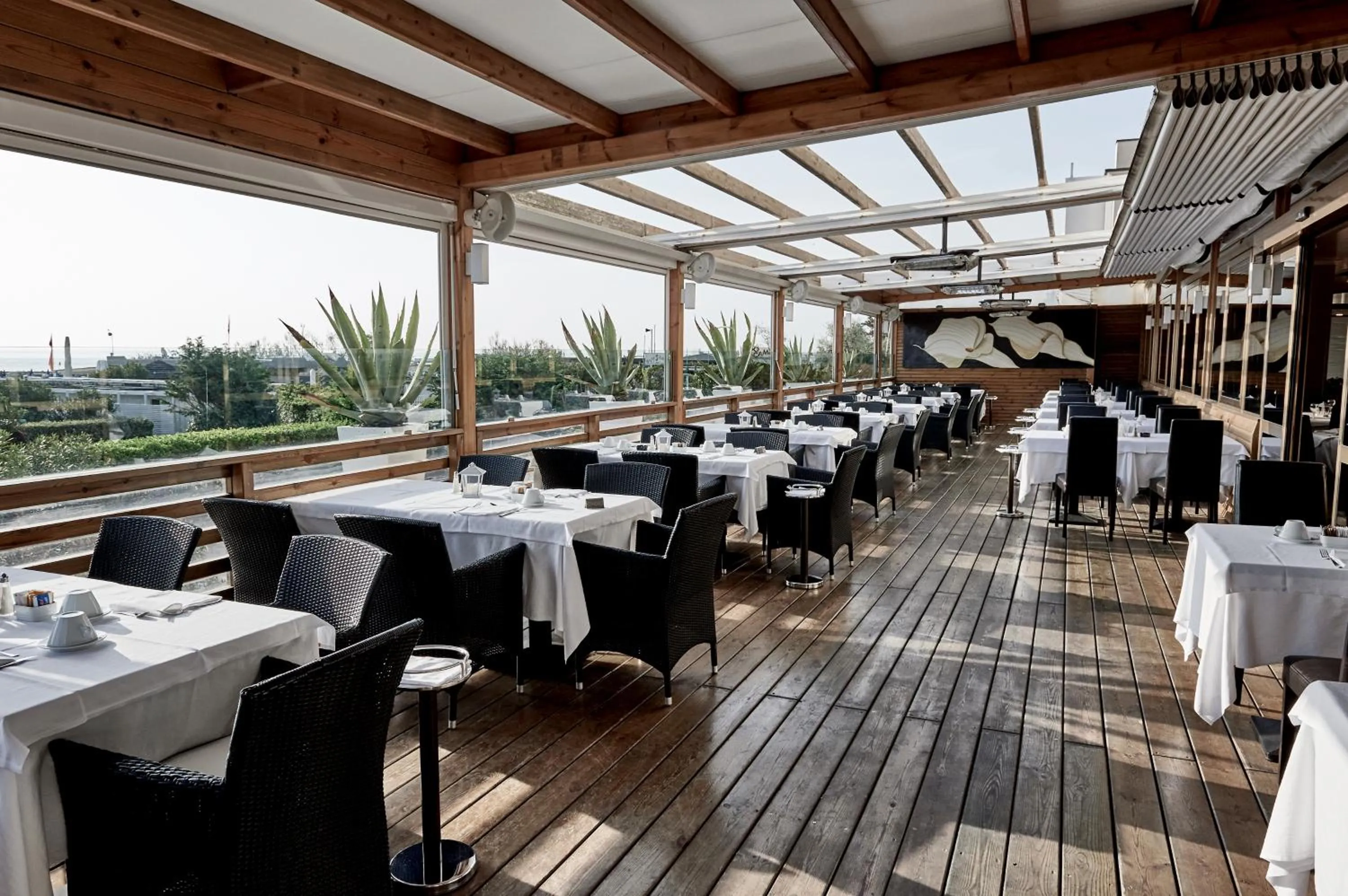 Restaurant/places to eat in Rouge Hotel International