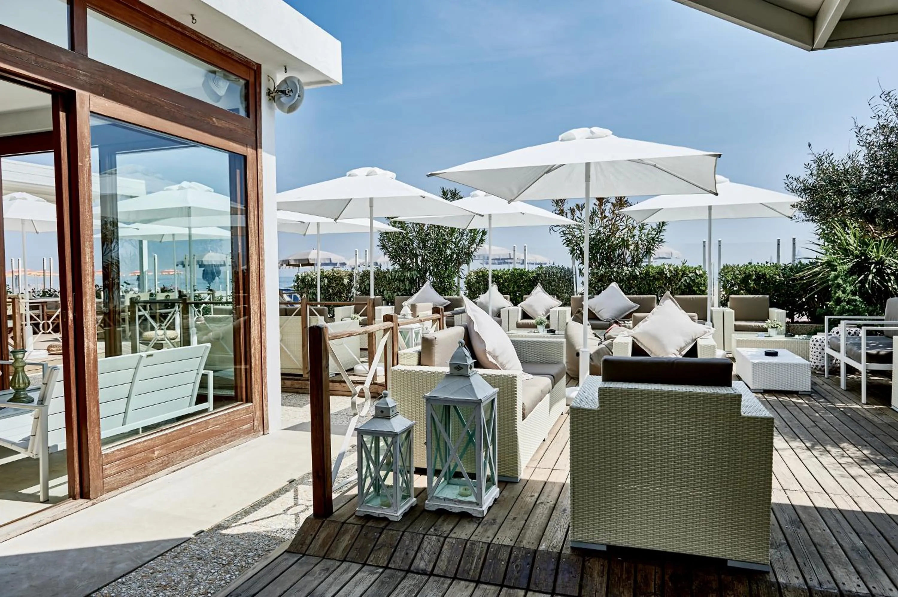 Restaurant/places to eat in Rouge Hotel International