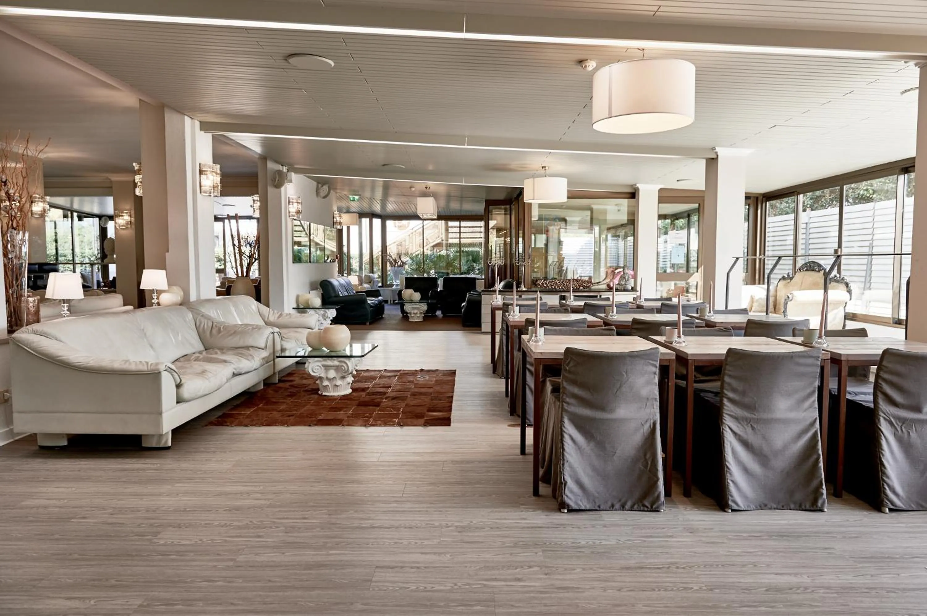 Living room in Rouge Hotel International