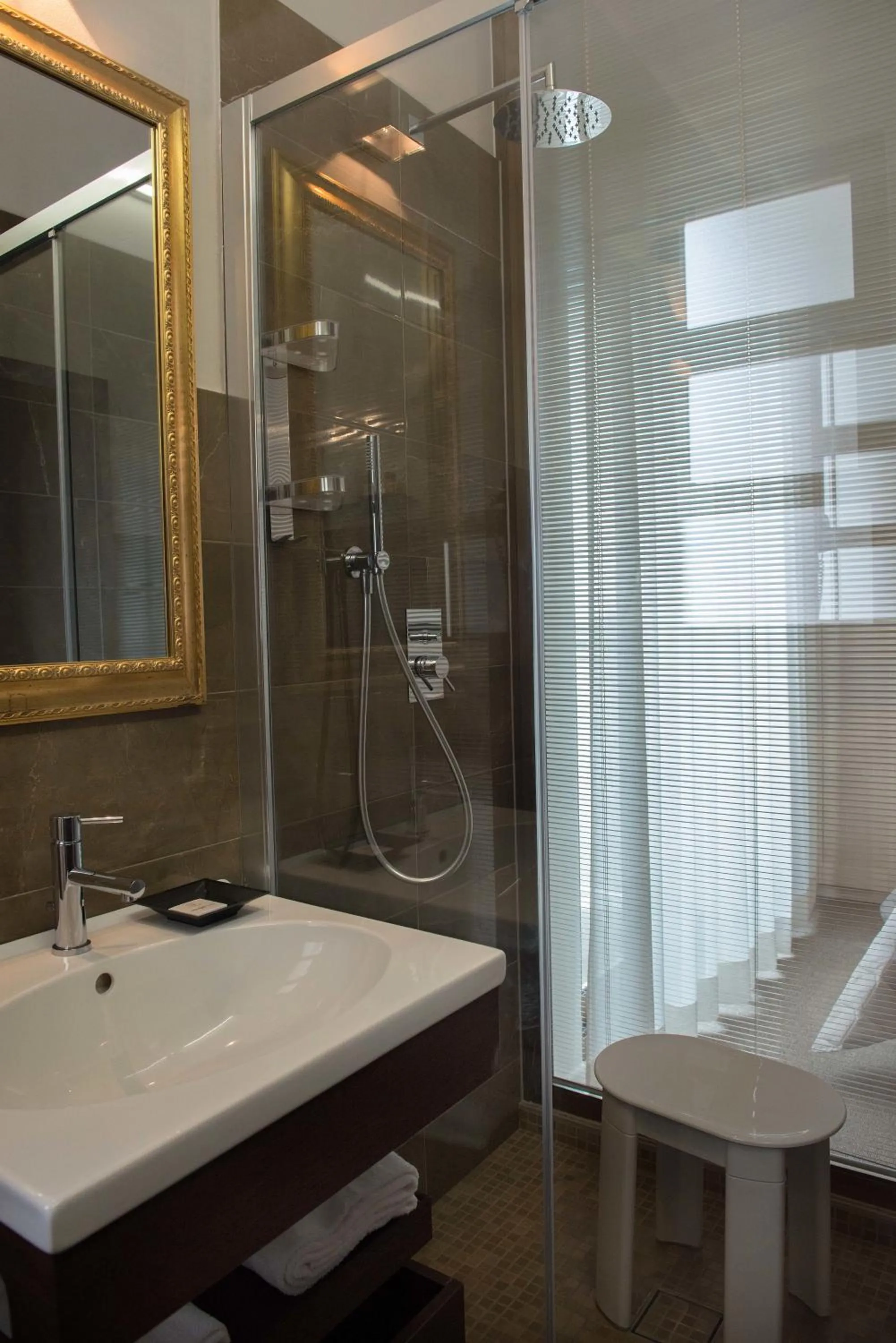 Shower in Rouge Hotel International