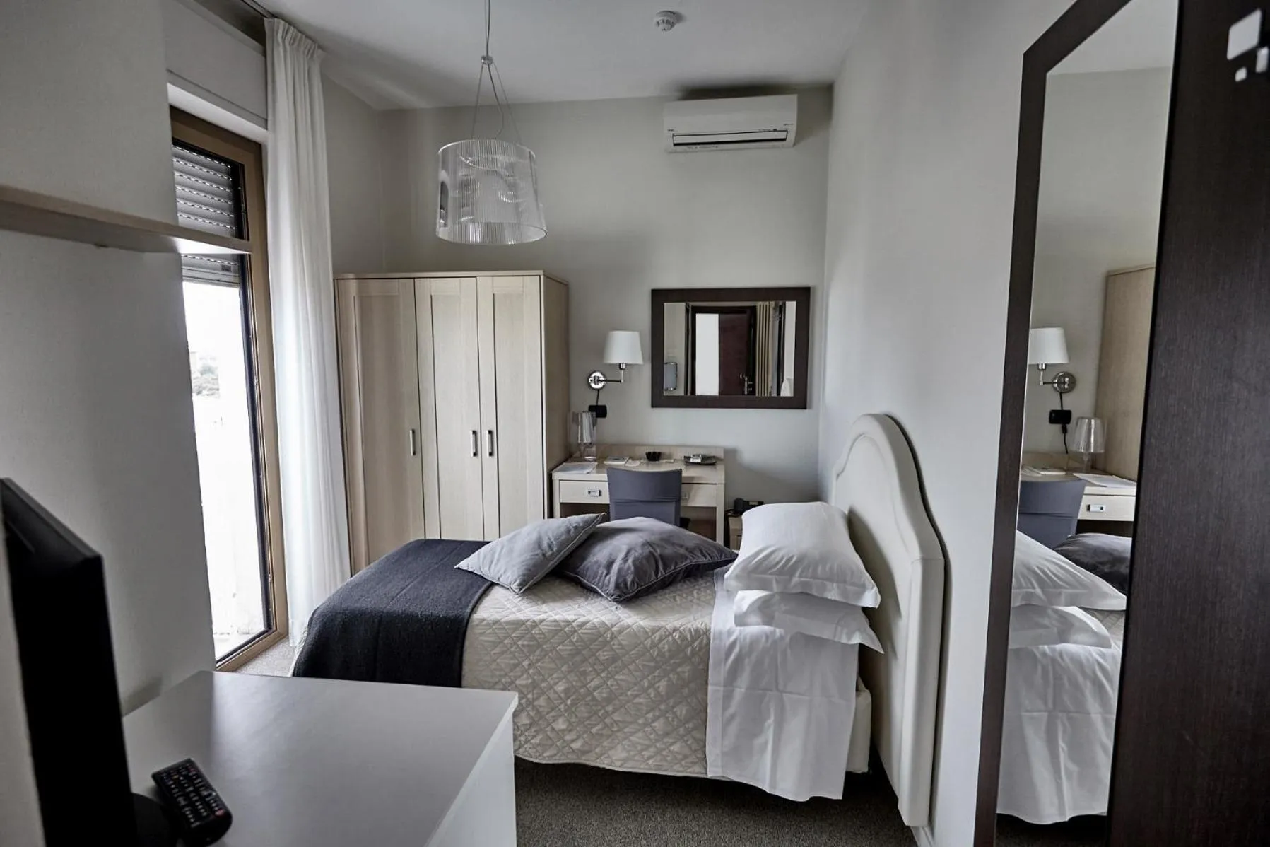 Bedroom, Bed in Rouge Hotel International