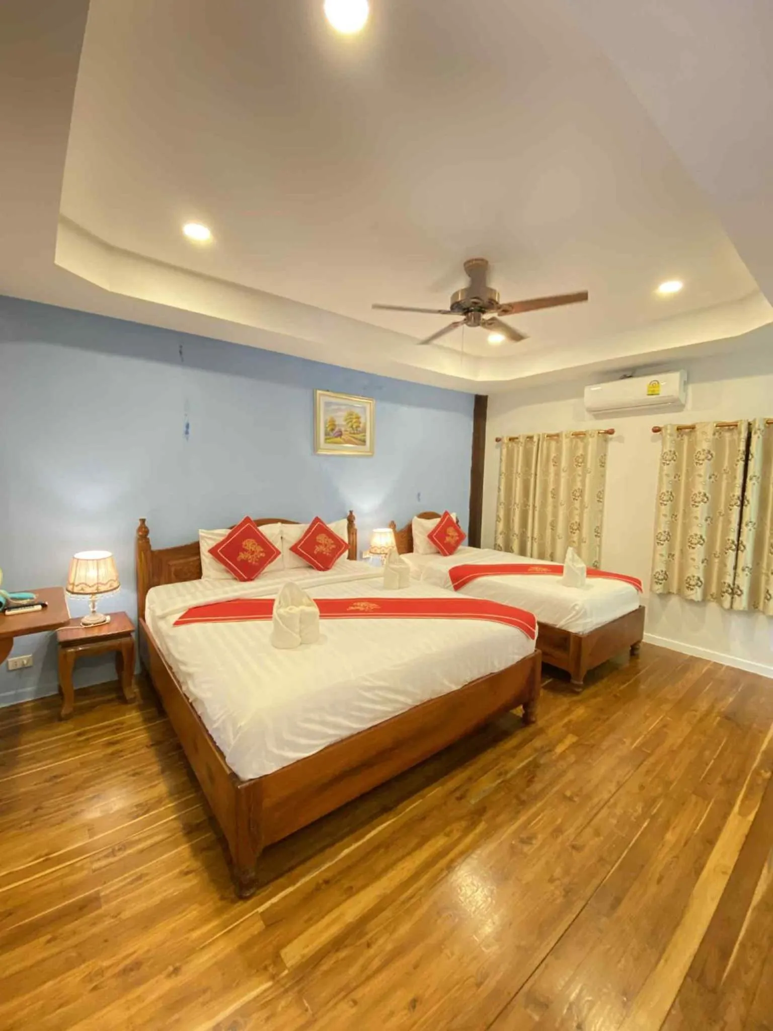 Photo of the whole room, Bed in Golden Lotus Namkhan View