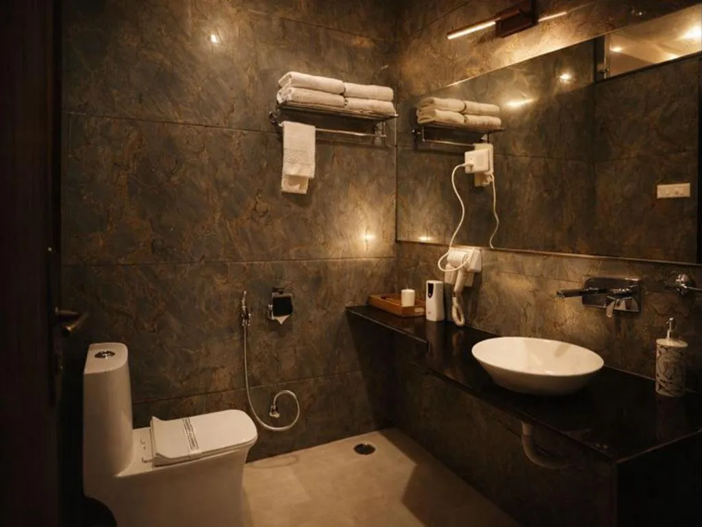 Bathroom in The Sky Imperial Sethji Ni Wadi