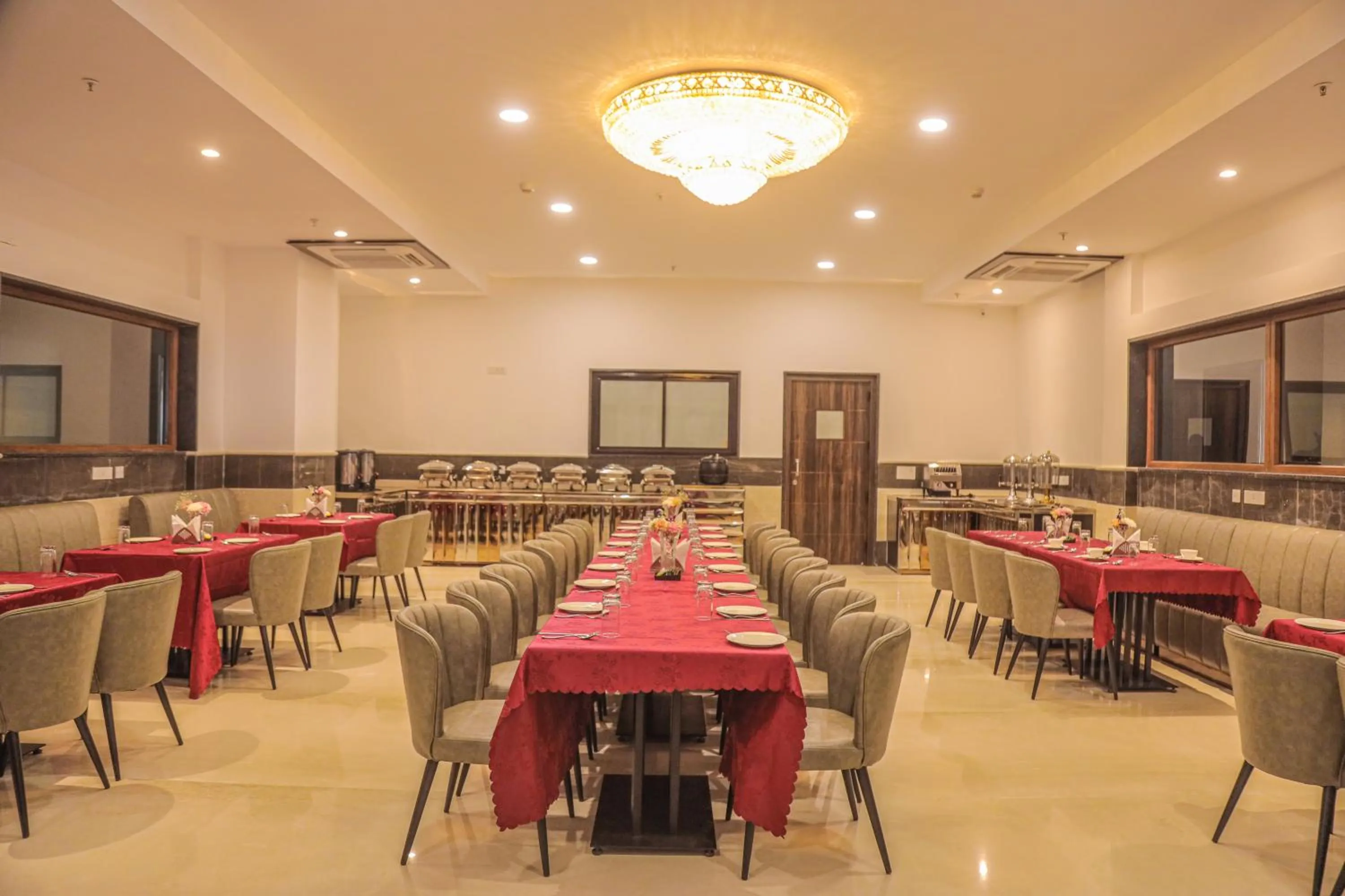 Restaurant/places to eat in Dhauladhar Heights Resort