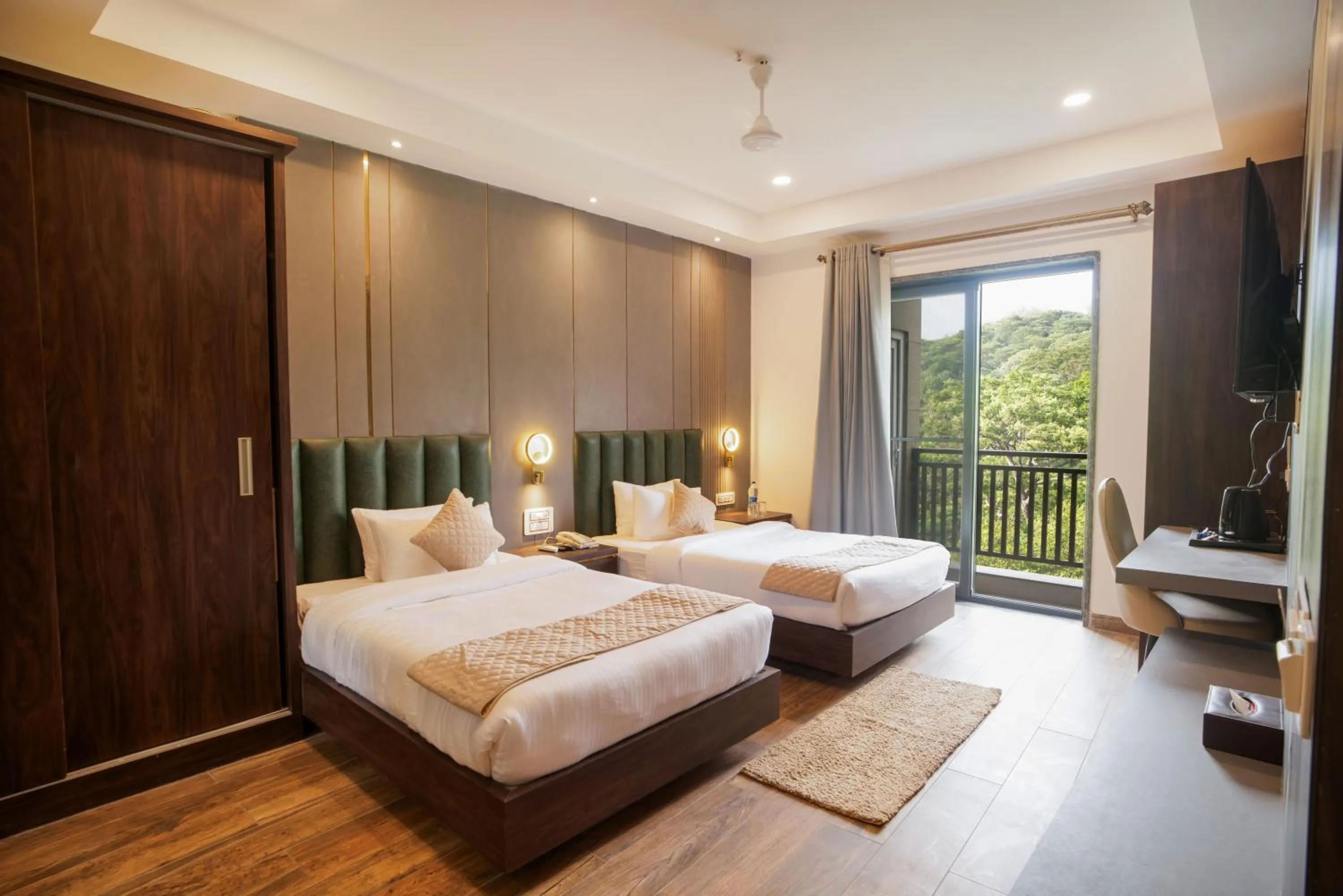 Bedroom, Bed in Dhauladhar Heights Resort