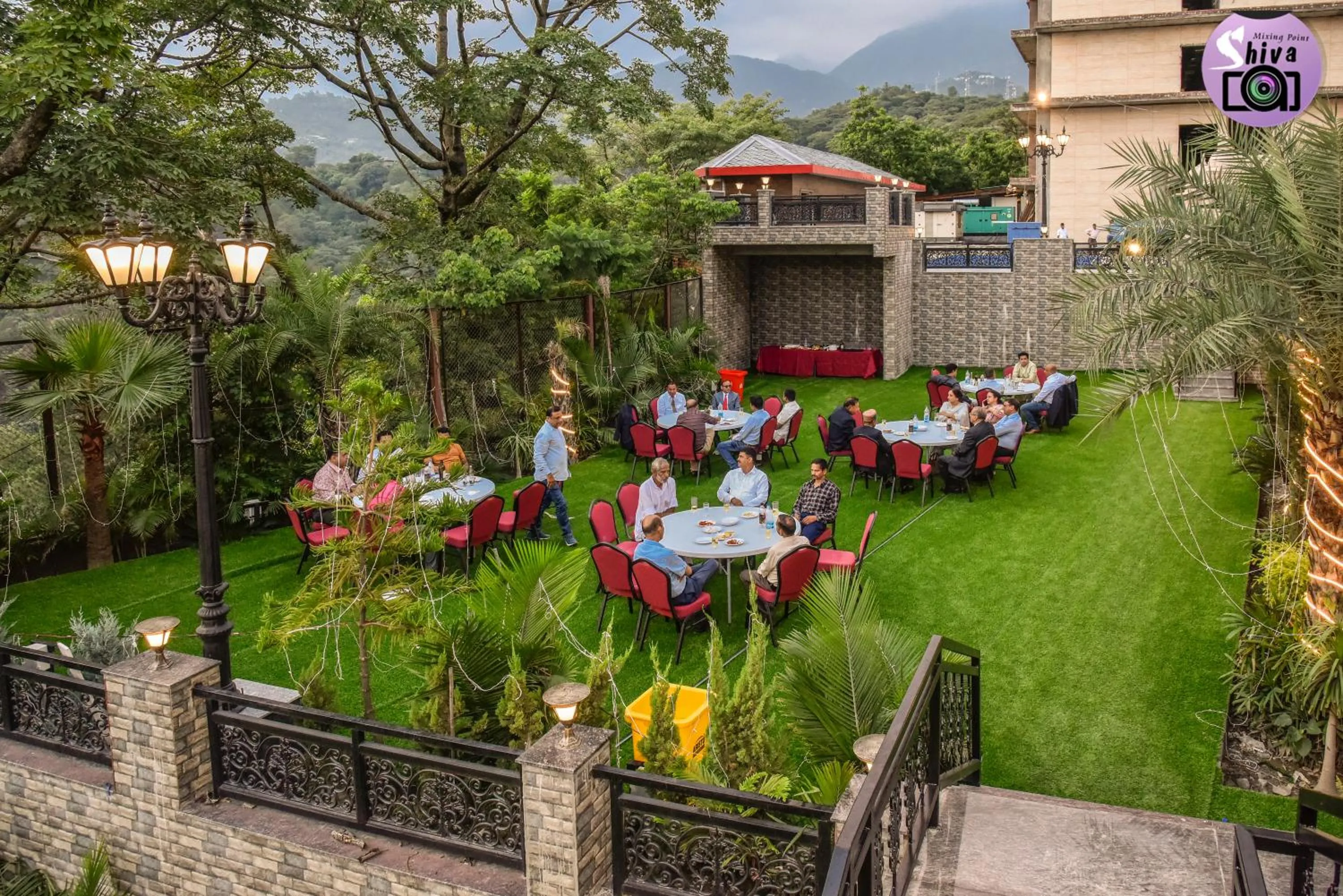 Restaurant/places to eat in Dhauladhar Heights Resort