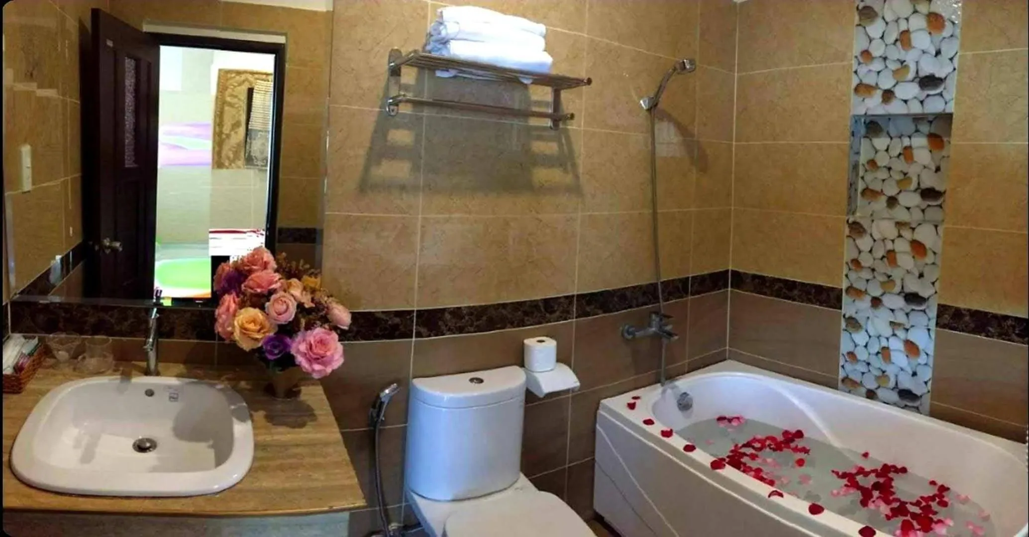 Shower in Milan Corner Hotel