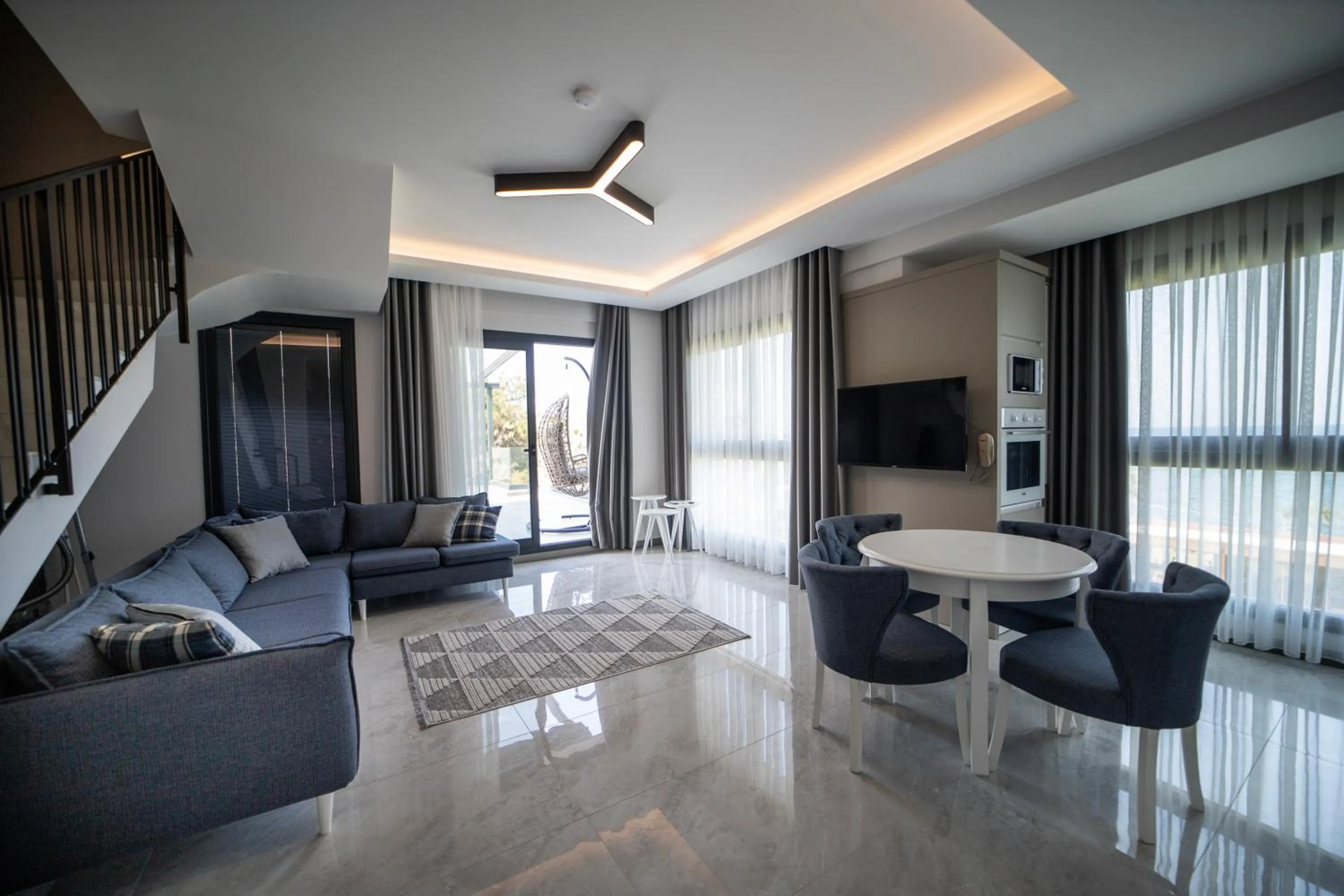 Communal lounge/ TV room in Artan Suites Tatil Evleri