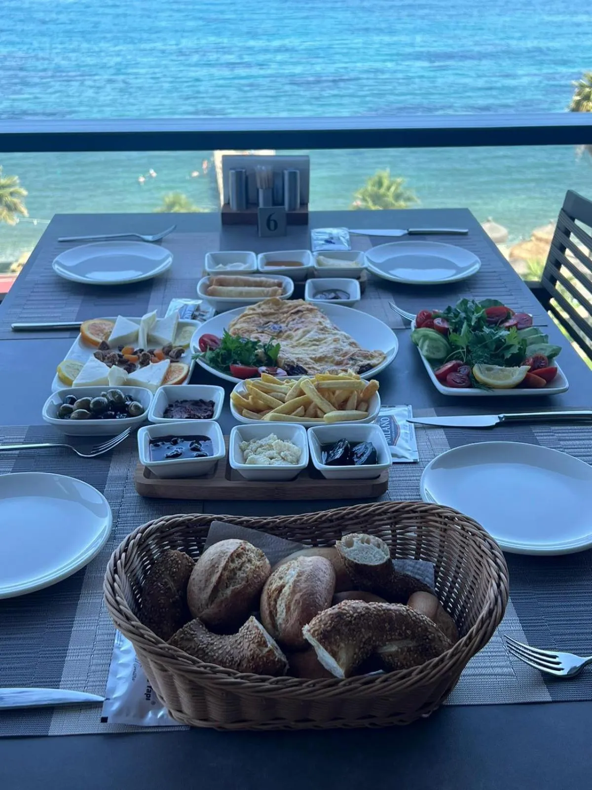 Restaurant/places to eat in Artan Suites Tatil Evleri