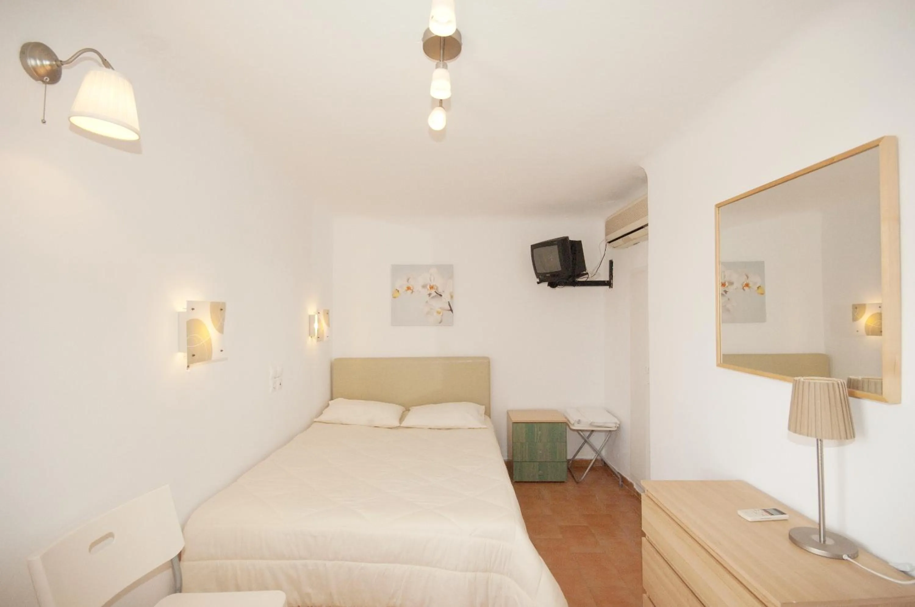 Bathroom, Bed in Karboni Hotel