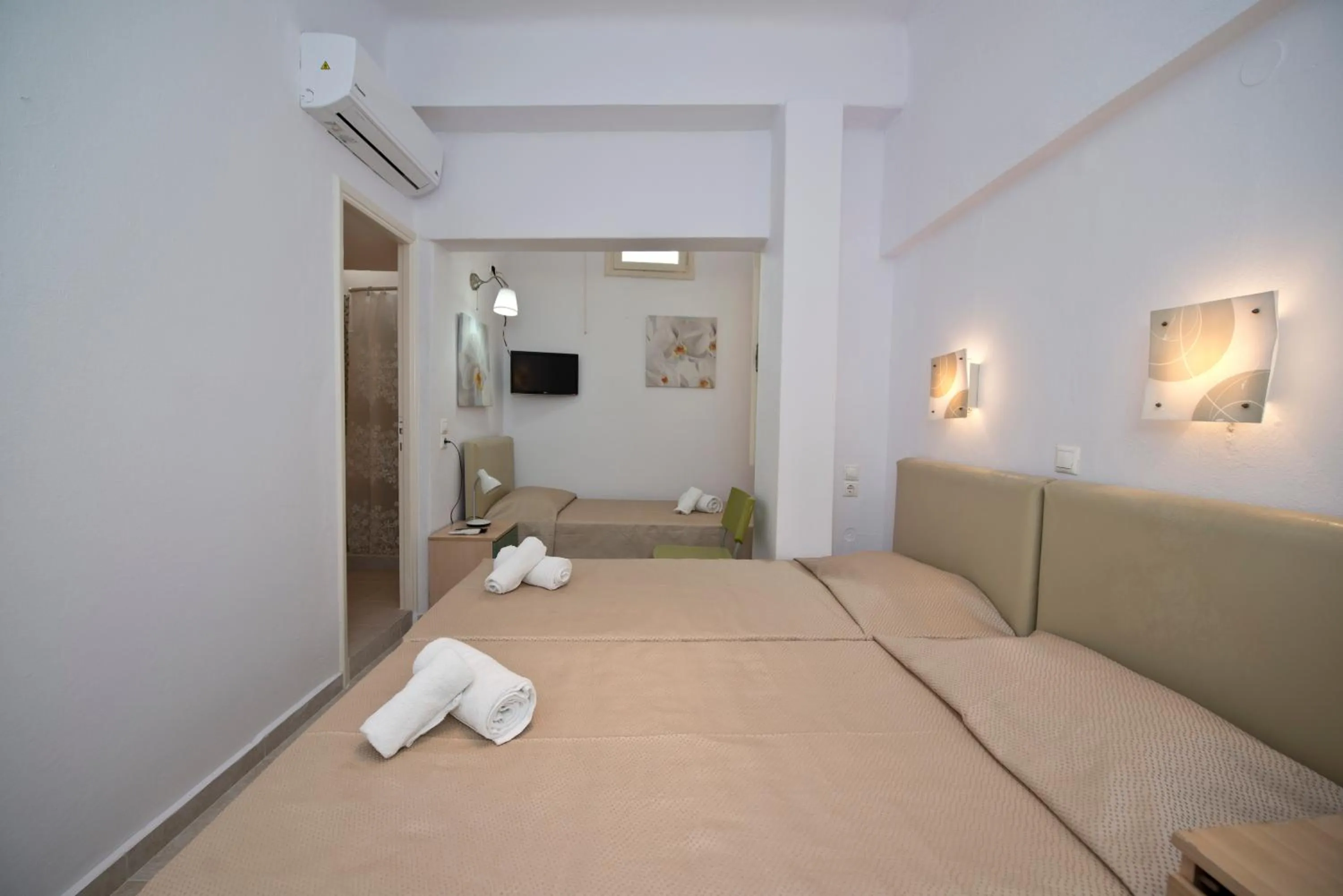 Bathroom, Bed in Karboni Hotel