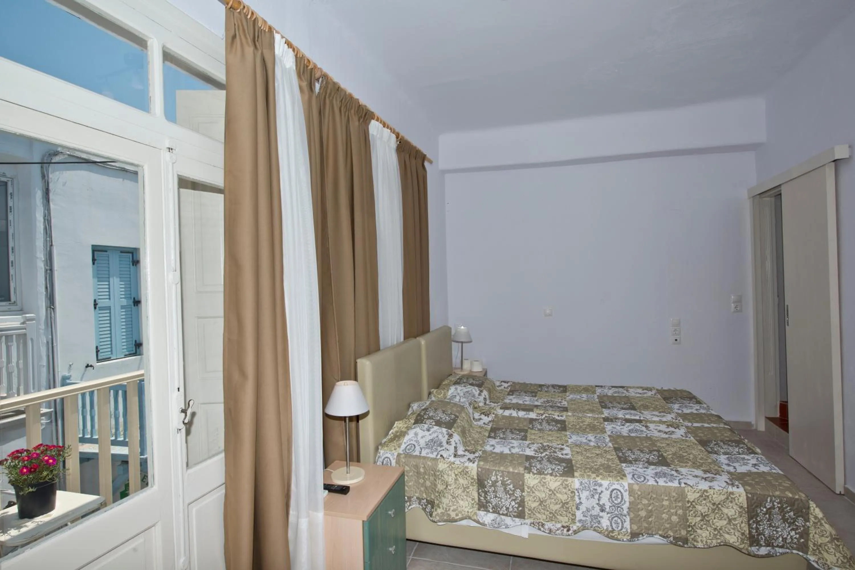 Bathroom, Bed in Karboni Hotel