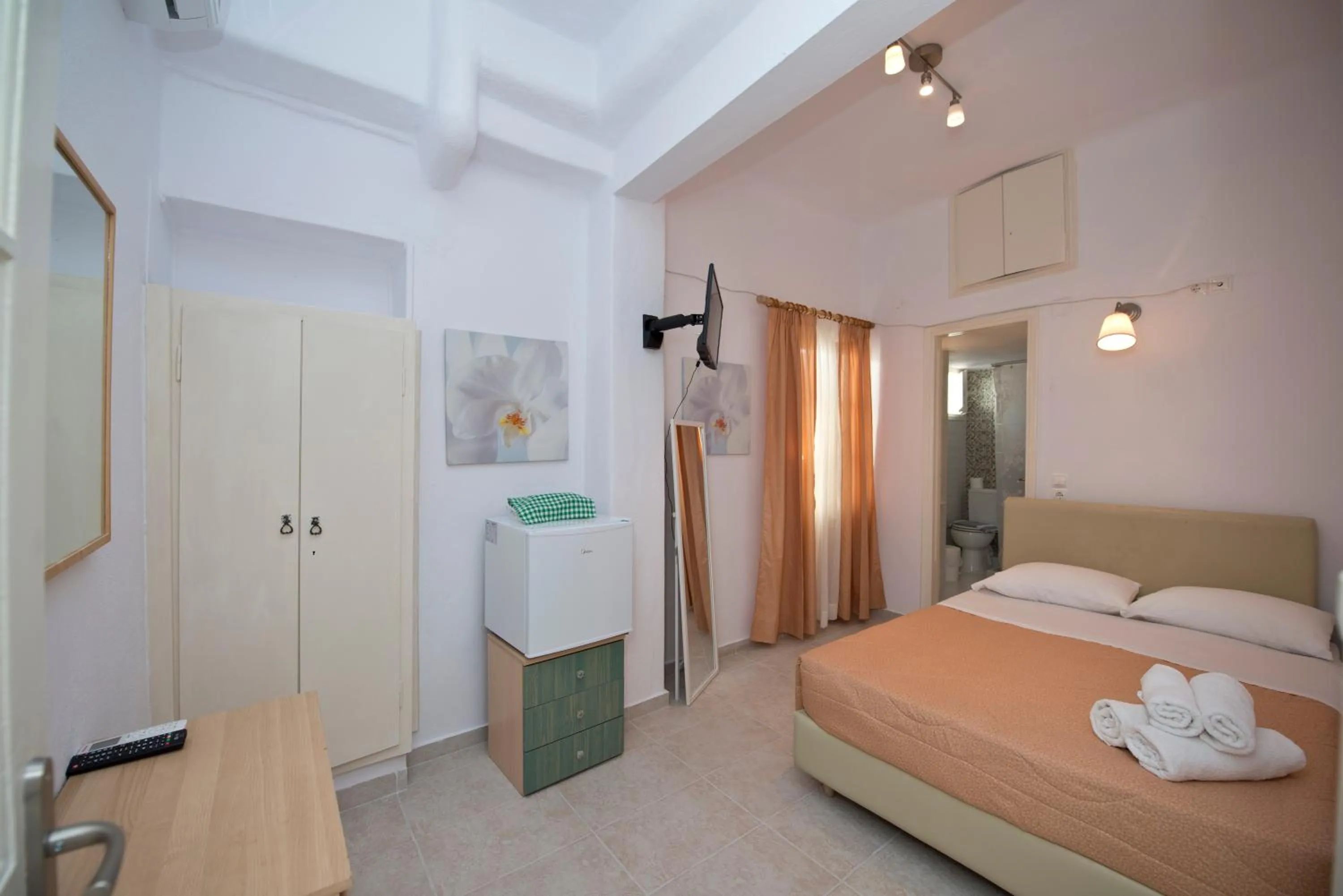 Bathroom, Bed in Karboni Hotel