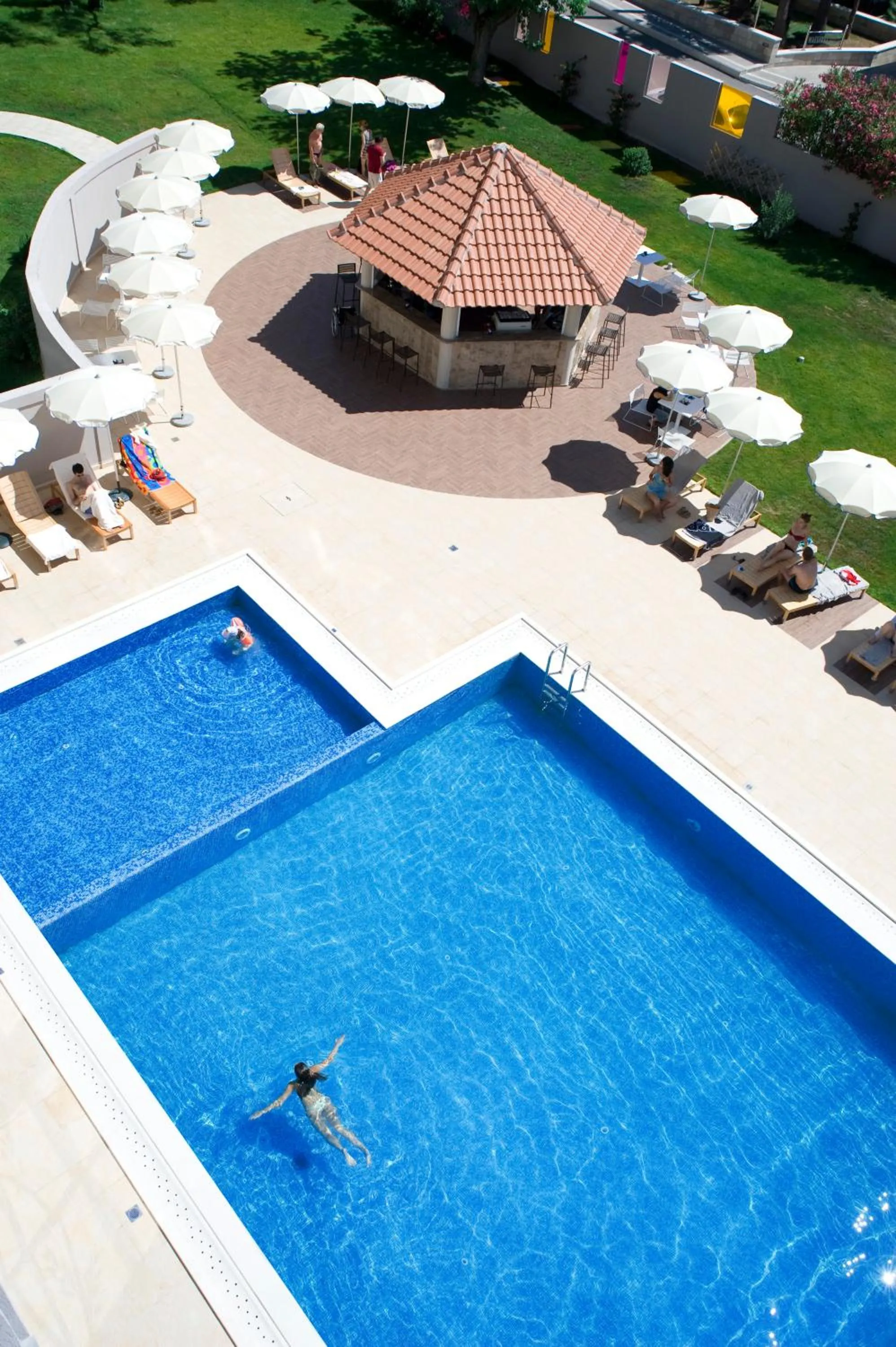 Swimming pool in Hotel Tara Becici