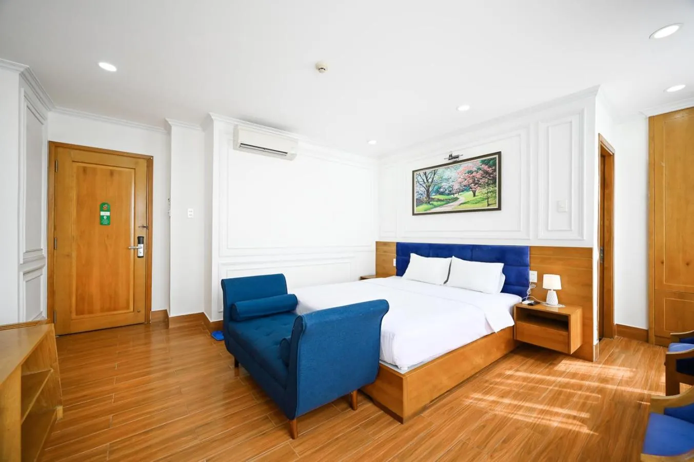 Photo of the whole room, Bed in Vivian Airport Hotel Saigon