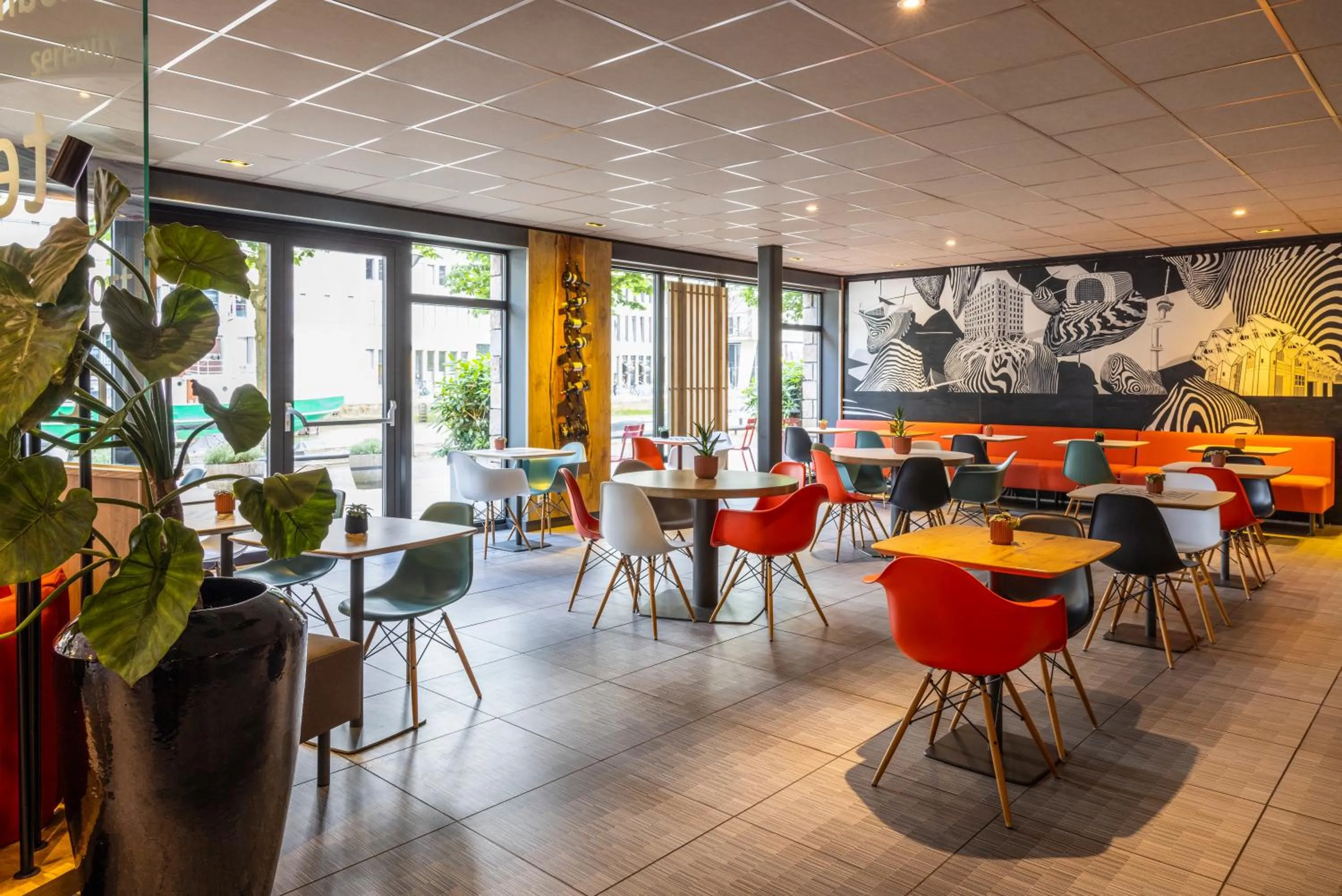 Restaurant/places to eat in ibis Rotterdam City Centre