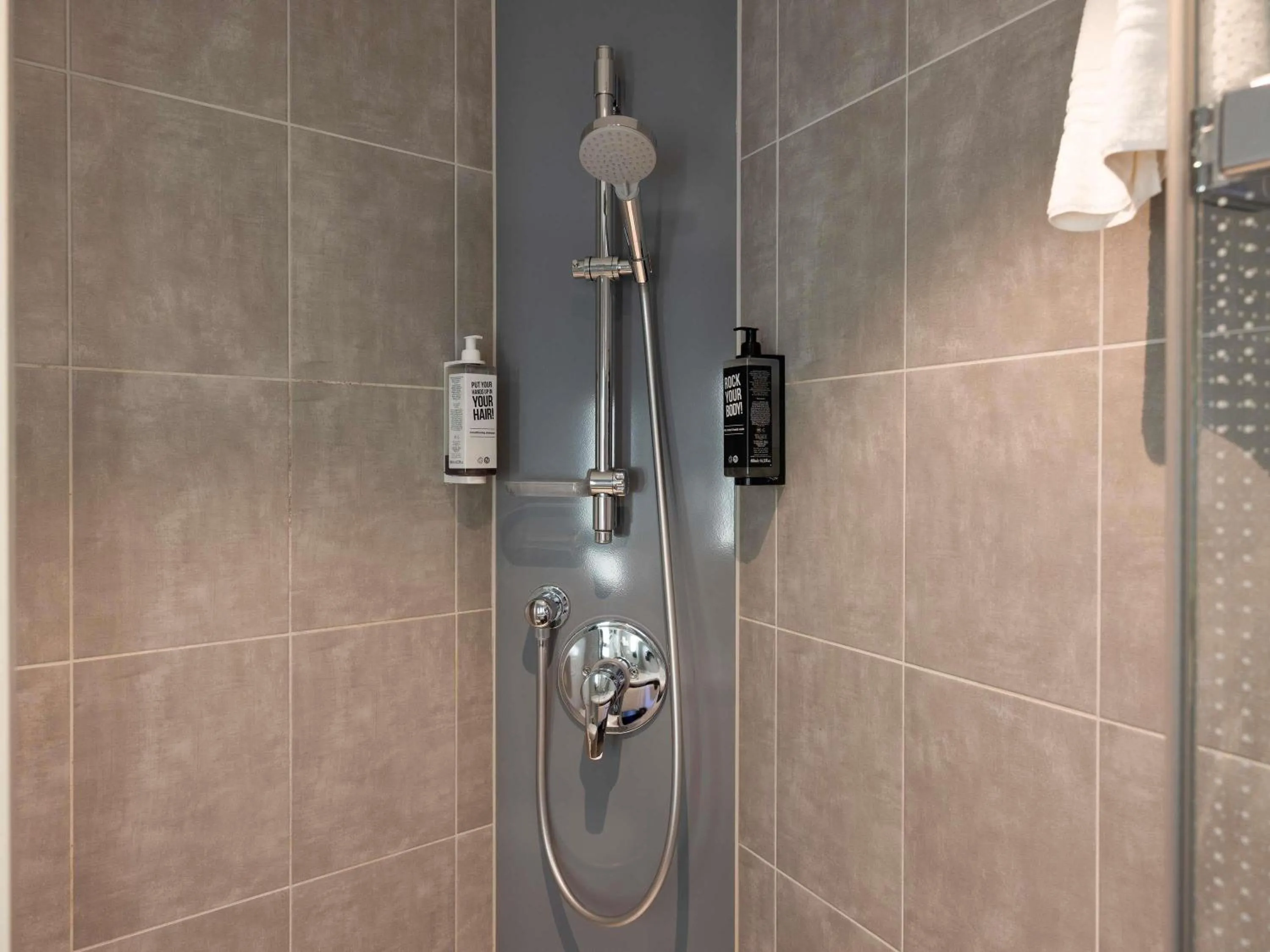 Bedroom in ibis Rotterdam City Centre