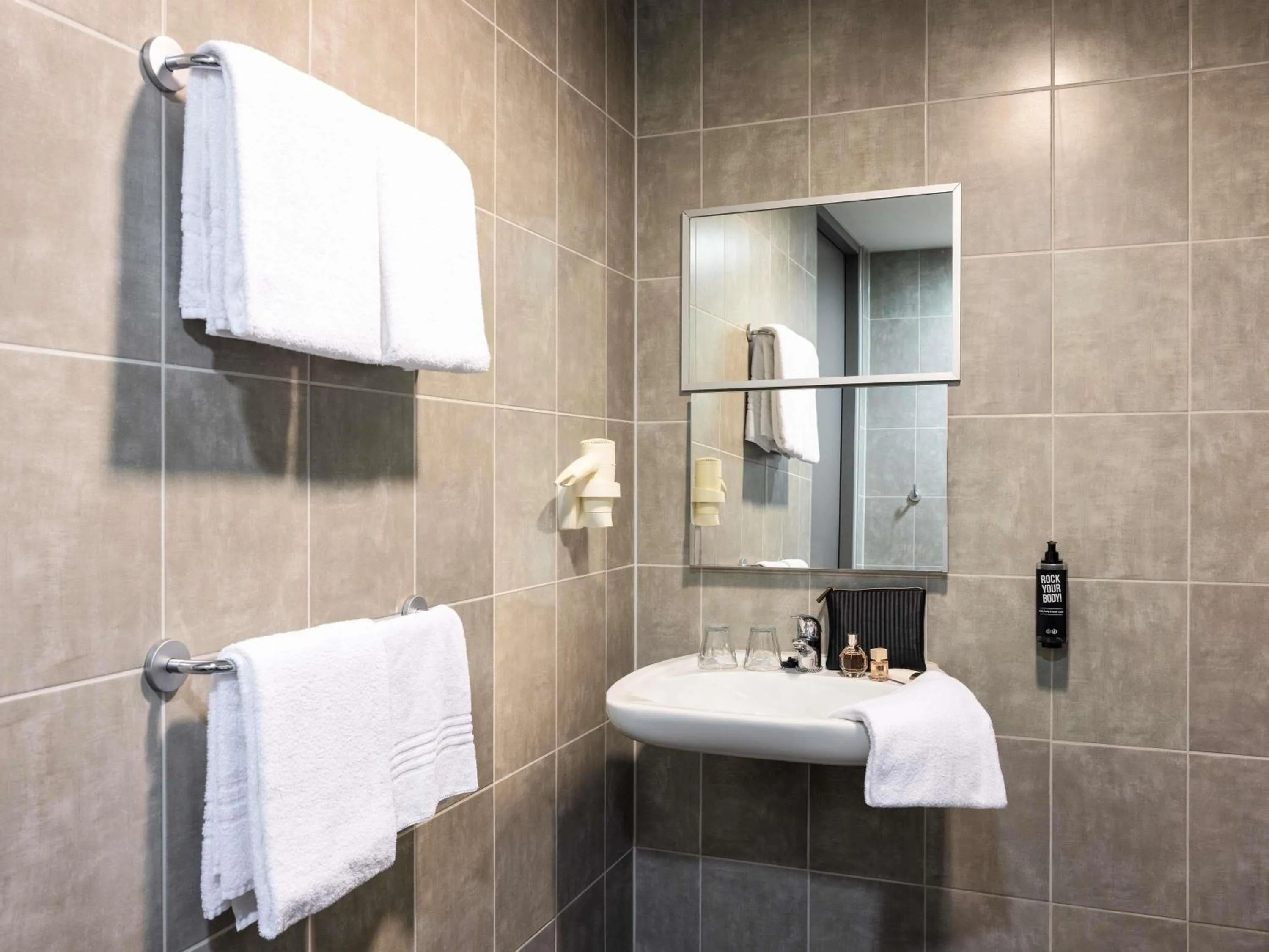 Bedroom in ibis Rotterdam City Centre