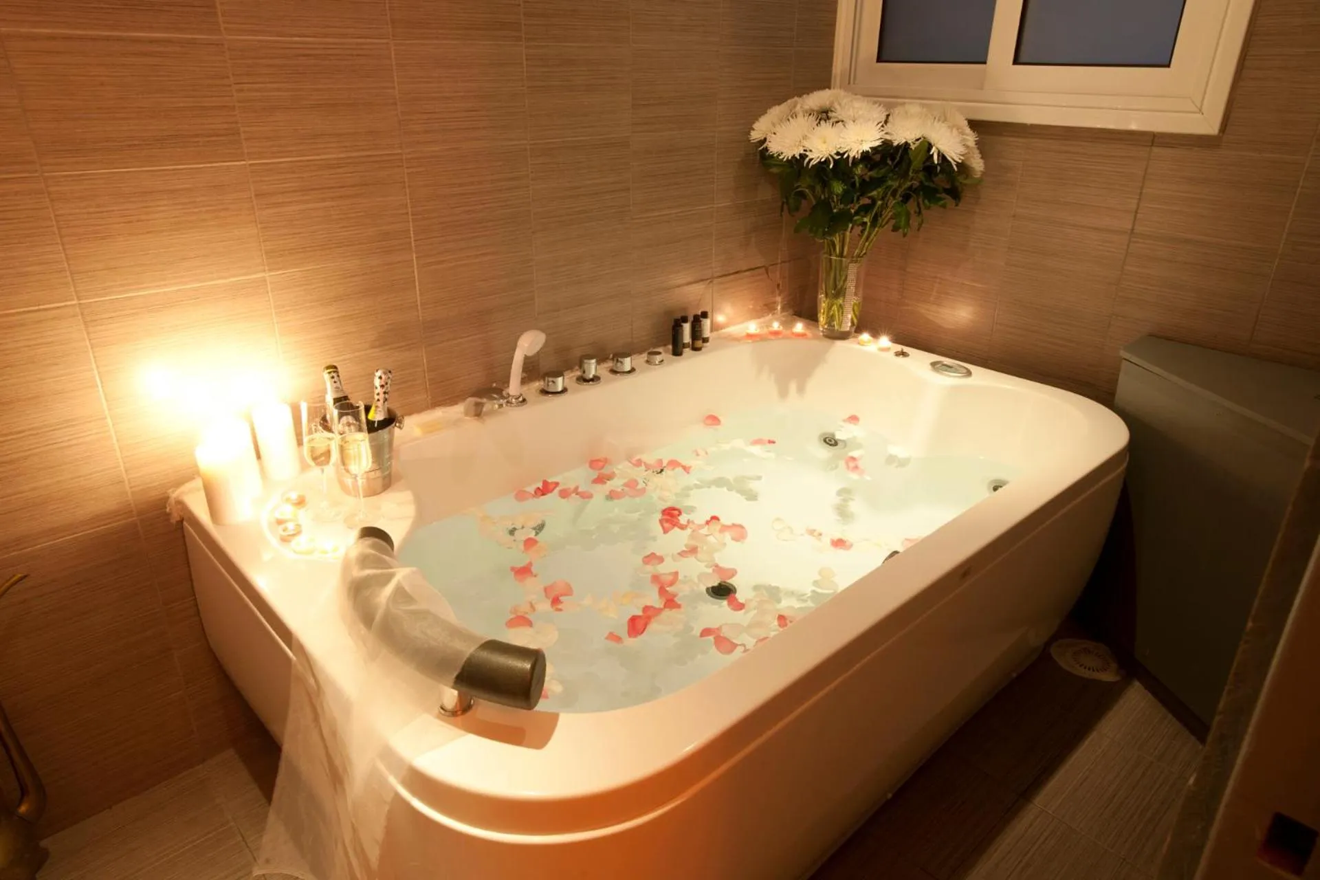 Hot Tub in The Crystal Blue Hotel