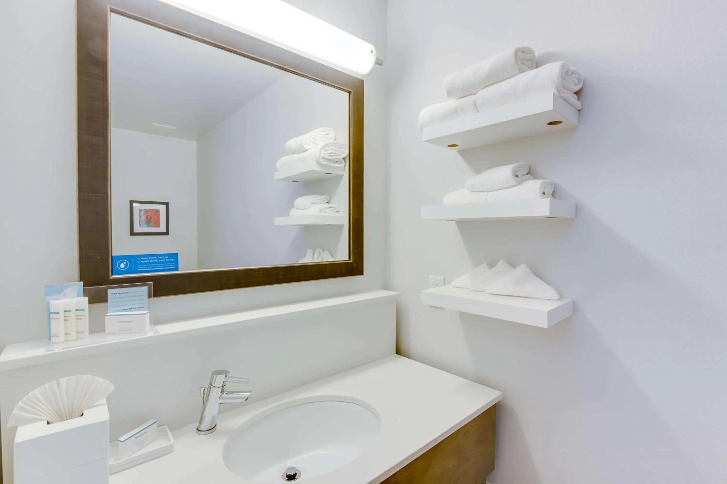 Bed in Hampton Inn White House