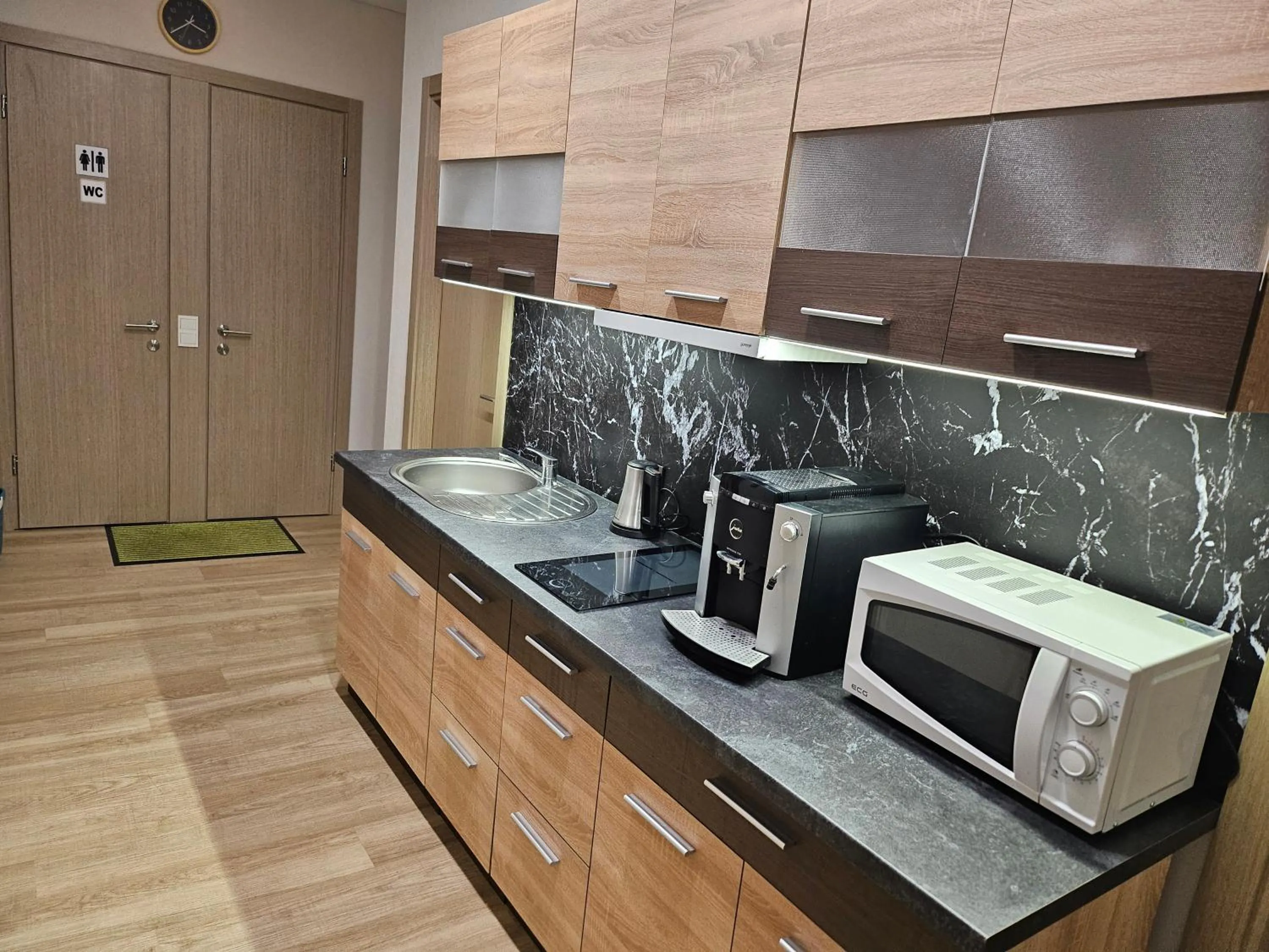 Coffee/tea facilities in Kauno apartamentai king size bed