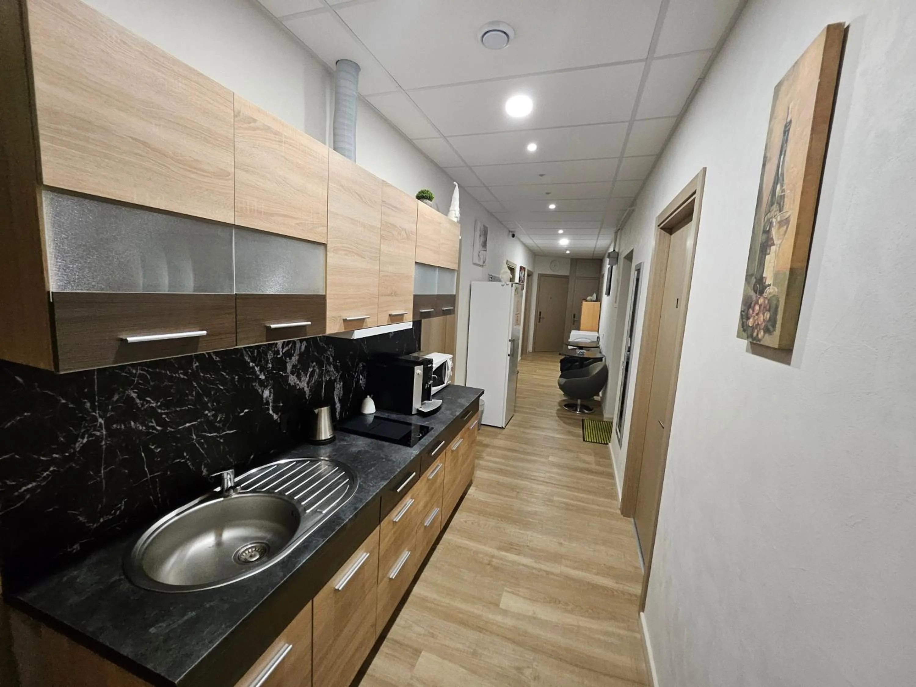 Kitchen or kitchenette in Kauno apartamentai king size bed