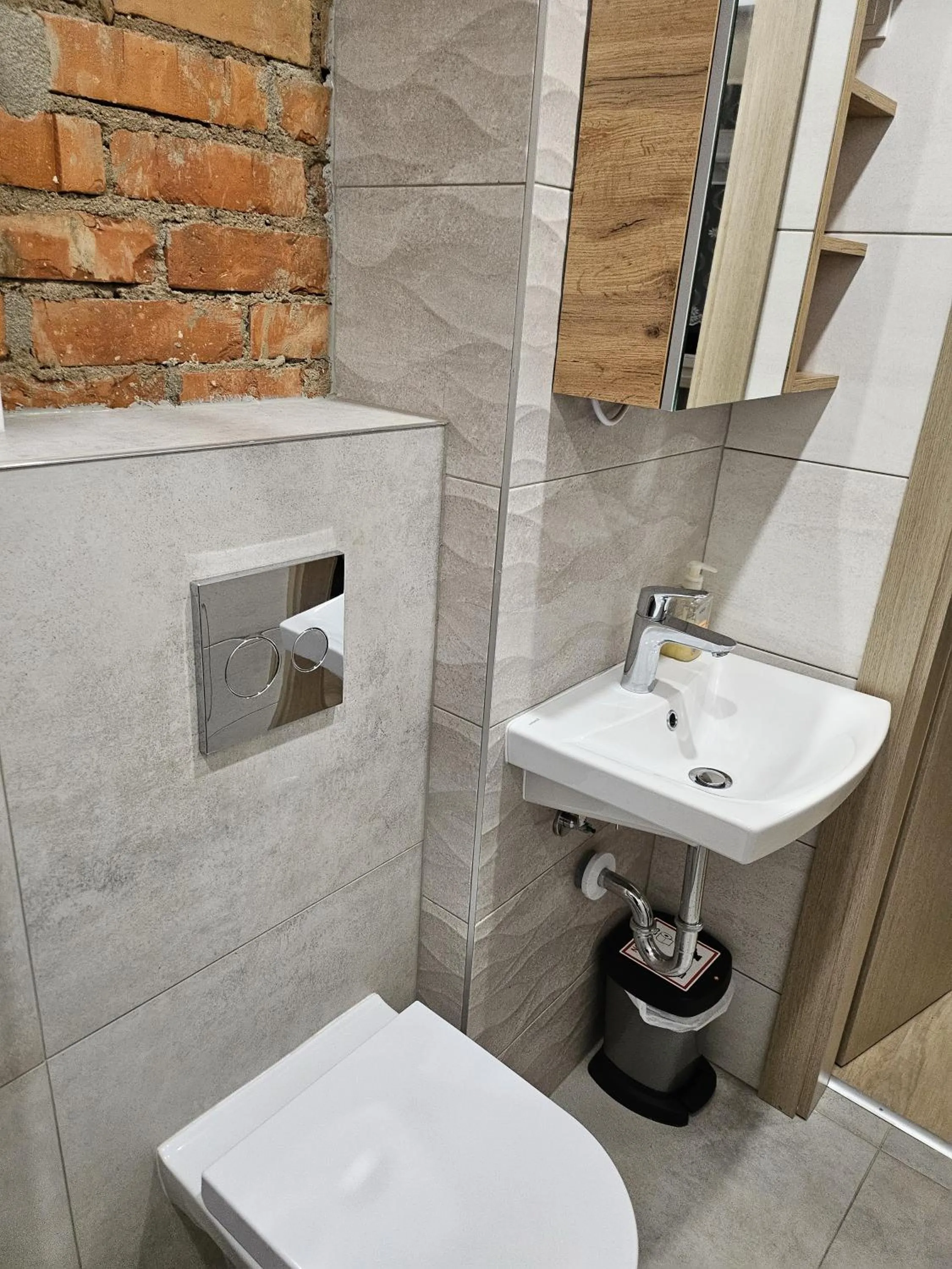 Shower in Kauno apartamentai king size bed
