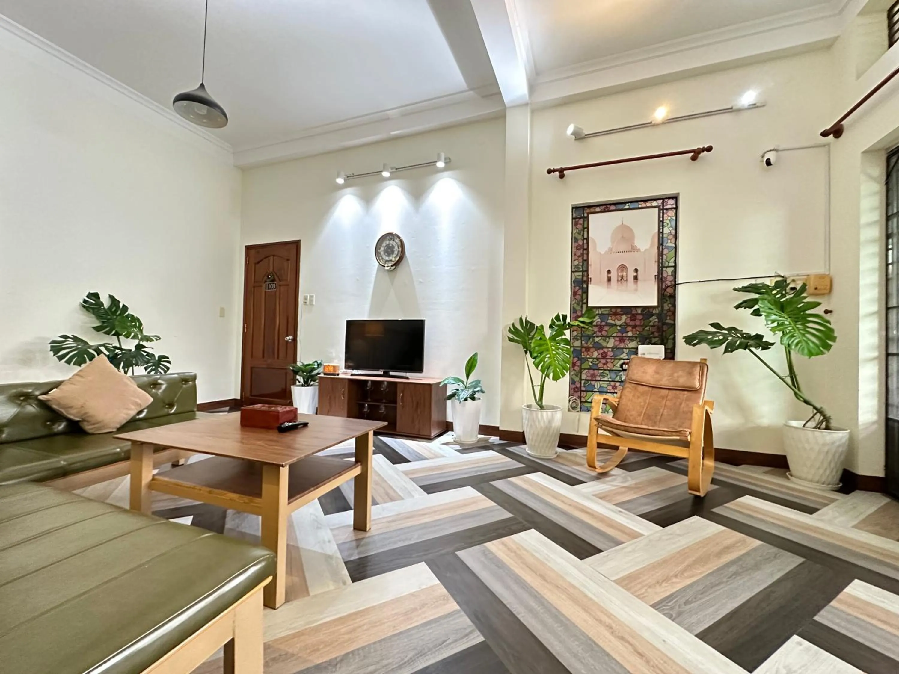 Communal lounge/ TV room in BÊ TÔNG RESIDENCES HOMESTAY