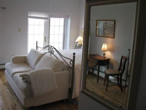 Seating area, Bed in Tulloch Inn & Gifts