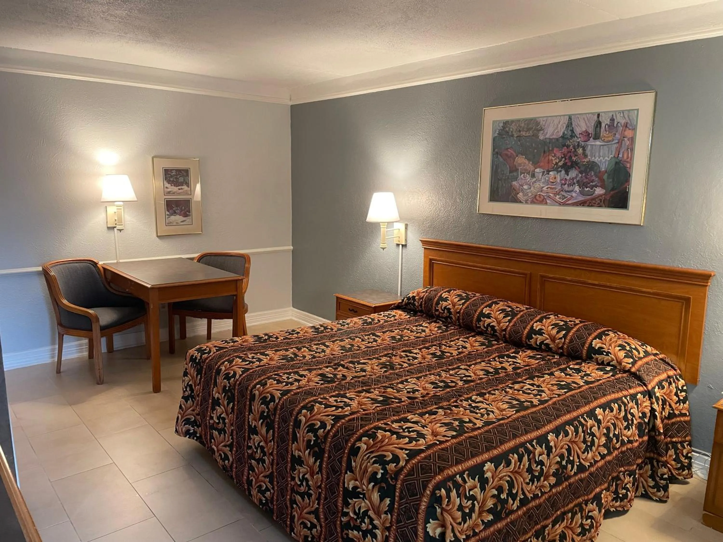 Bed in America's Inn Houston