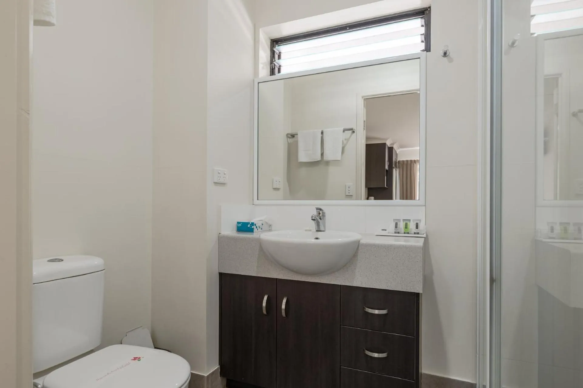 Bathroom in Dalby Fairway Motor Inn