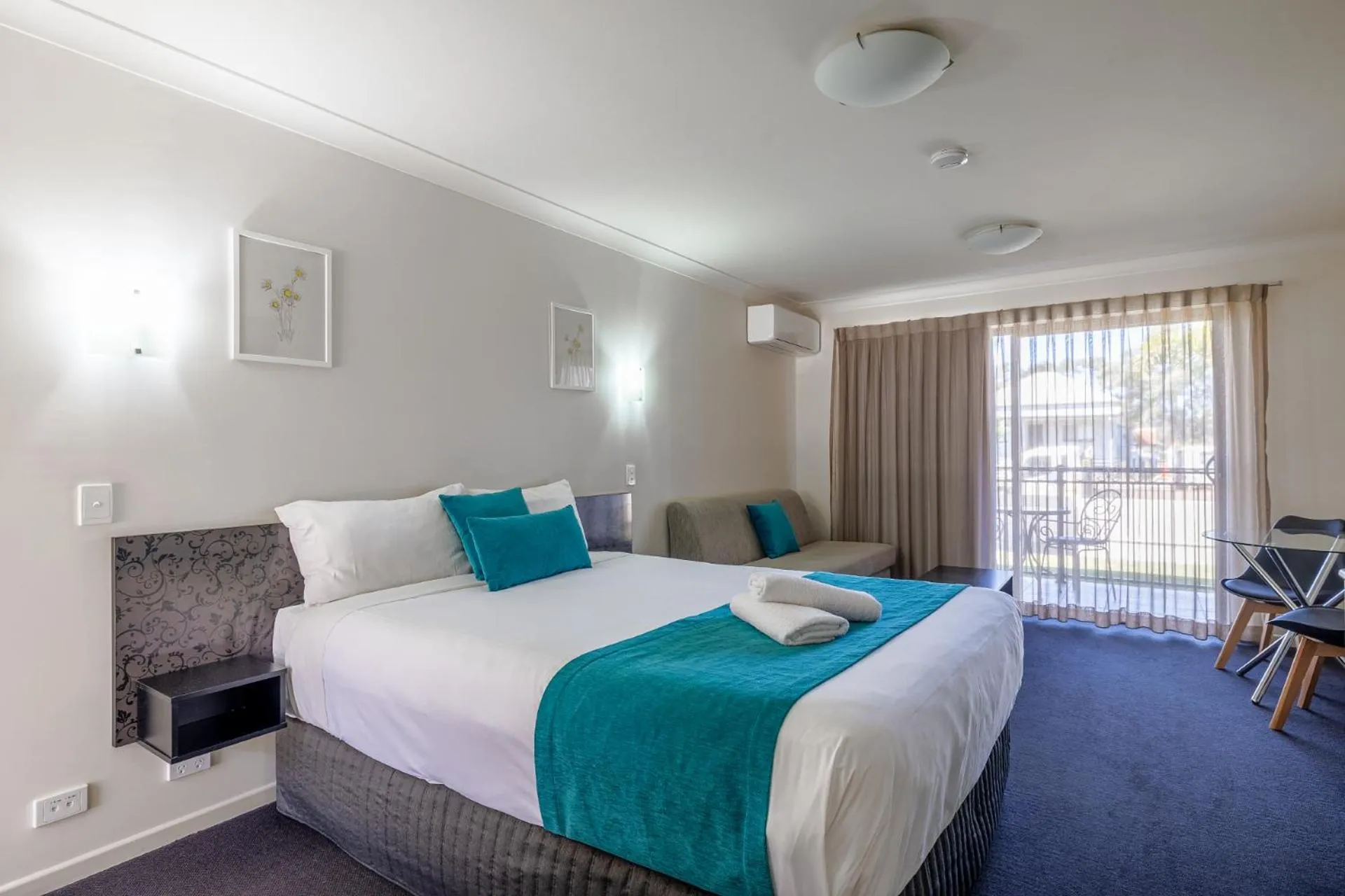 Bedroom, Bed in Dalby Fairway Motor Inn