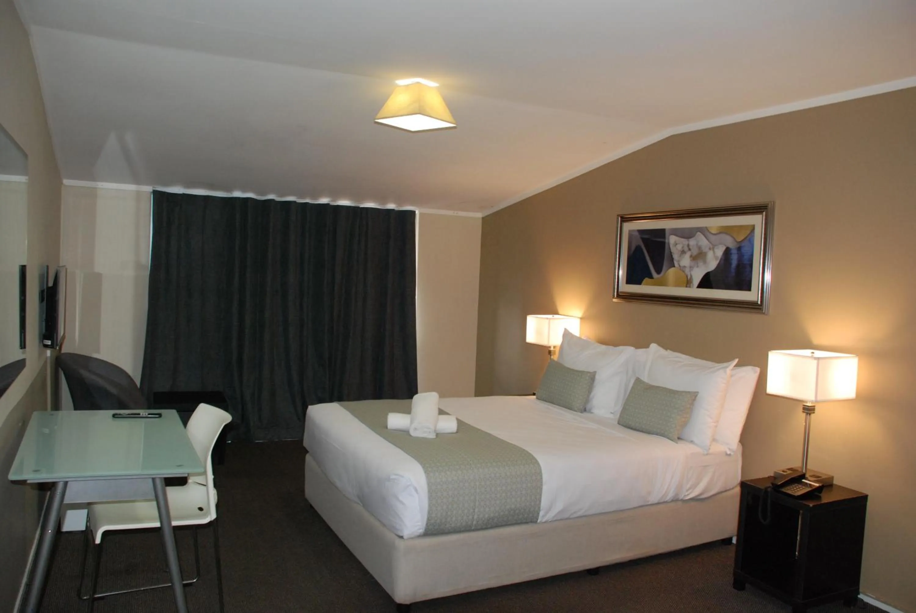 Photo of the whole room, Bed in Aero Auckland Airport