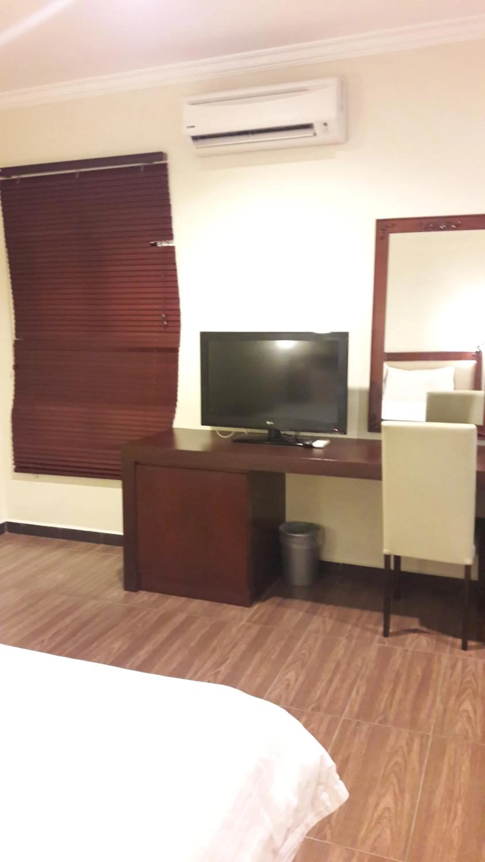 Communal lounge/ TV room, Bed in Cheng Ho Hotel