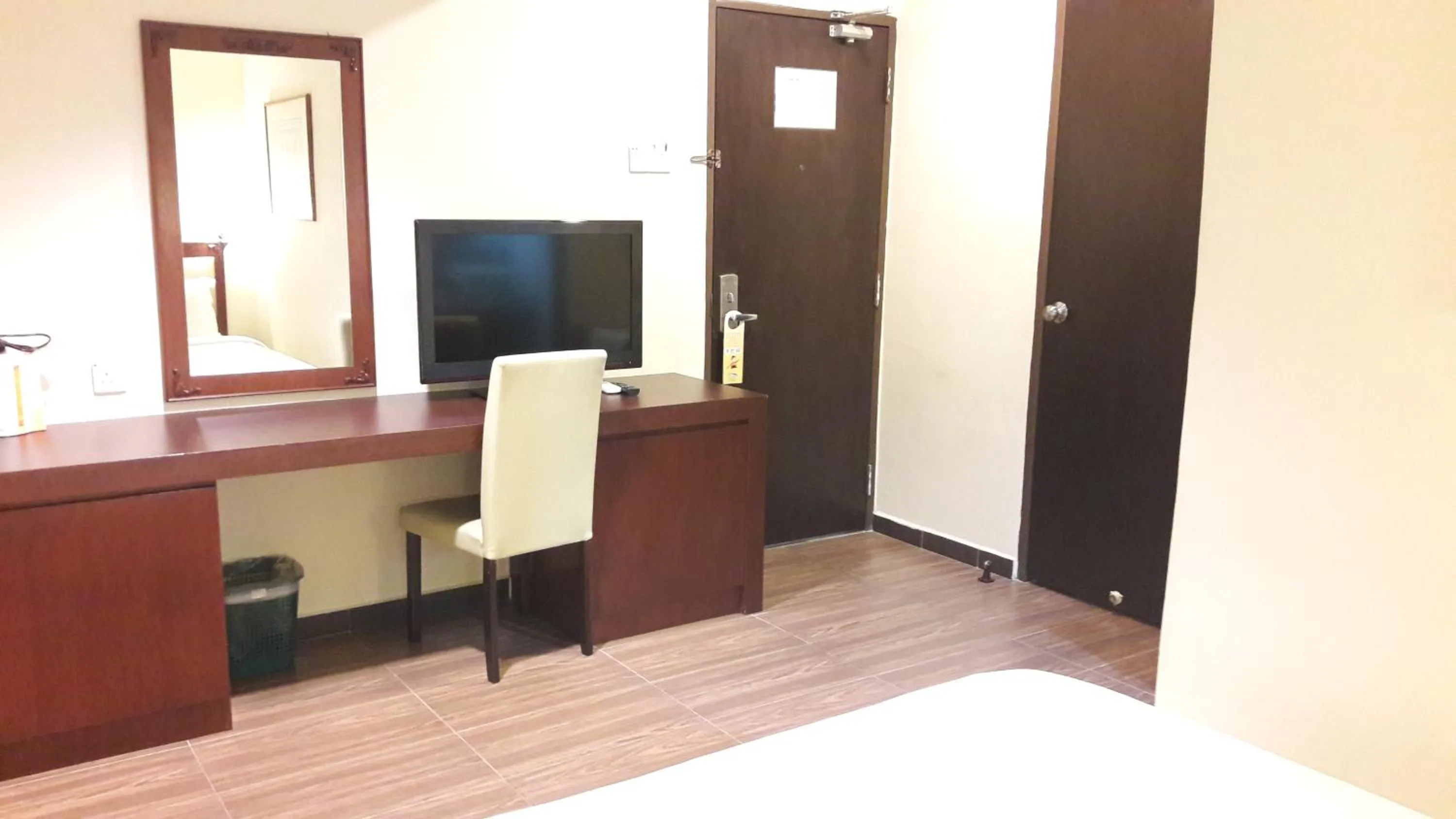 Communal lounge/ TV room, Bed in Cheng Ho Hotel