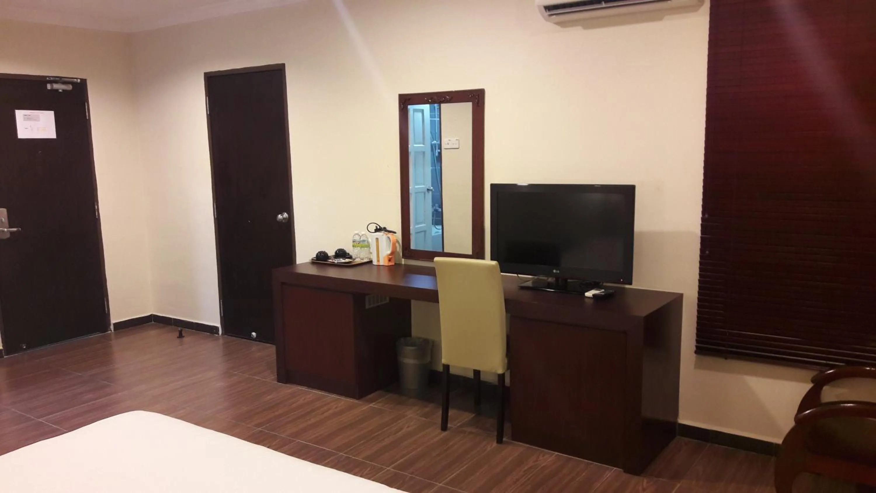 Communal lounge/ TV room, Bed in Cheng Ho Hotel