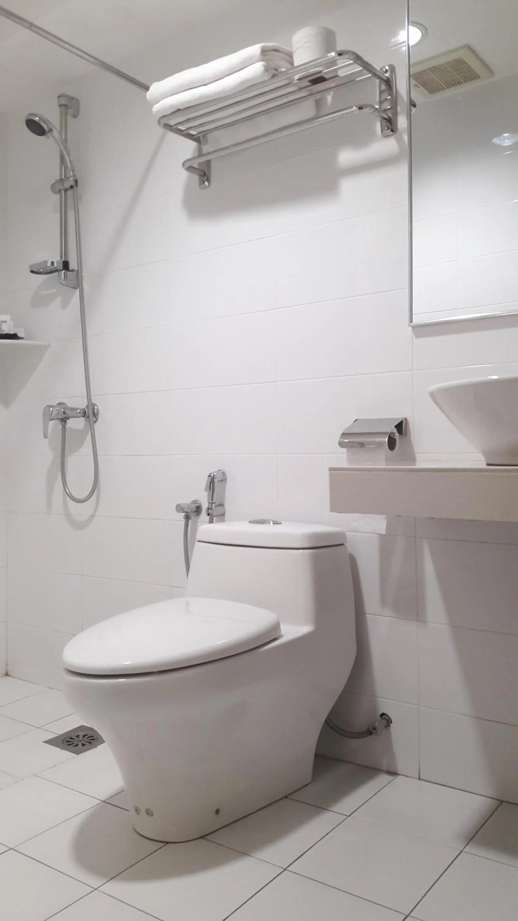 Shower in Cheng Ho Hotel