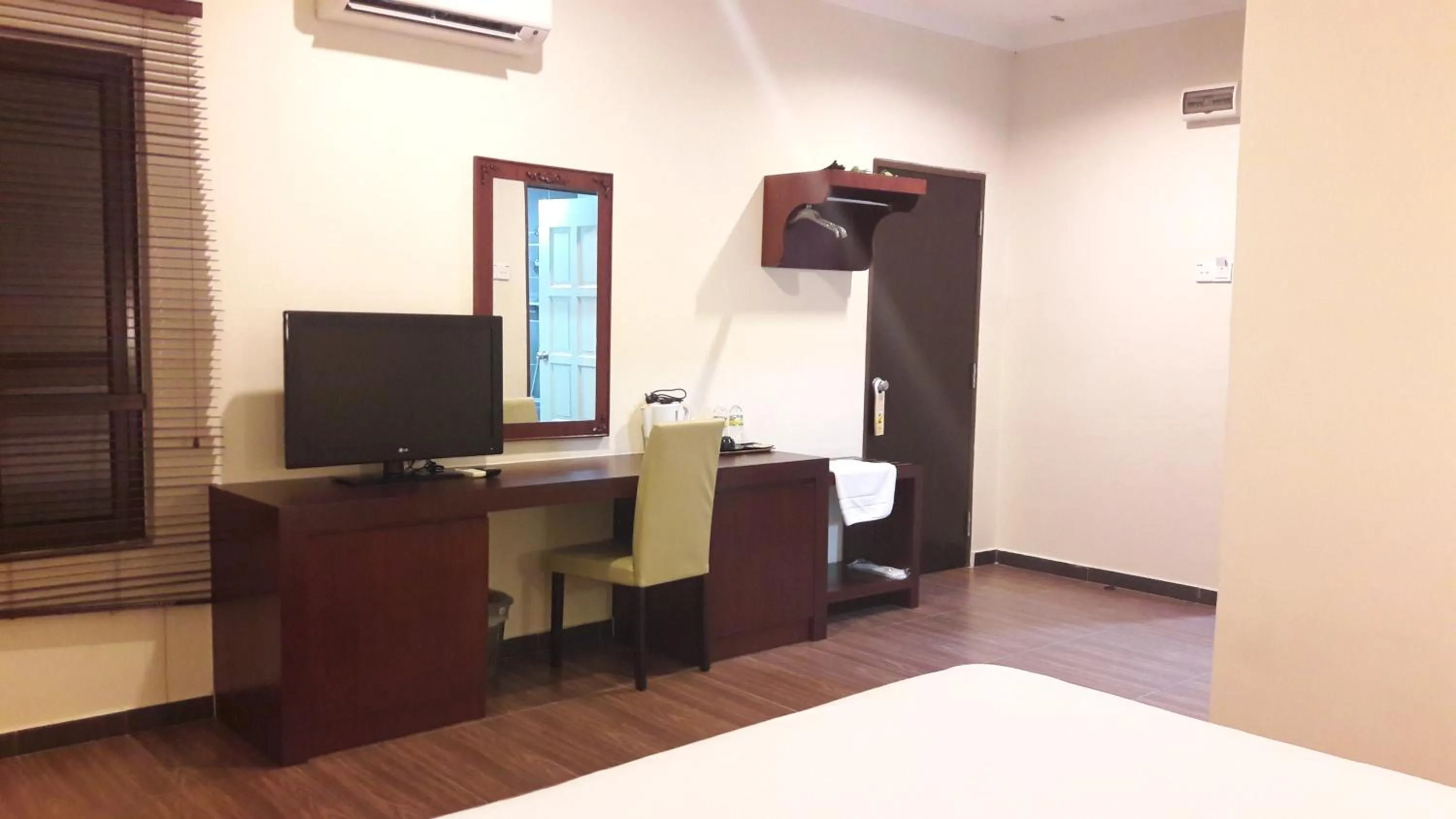 Communal lounge/ TV room, Bed in Cheng Ho Hotel