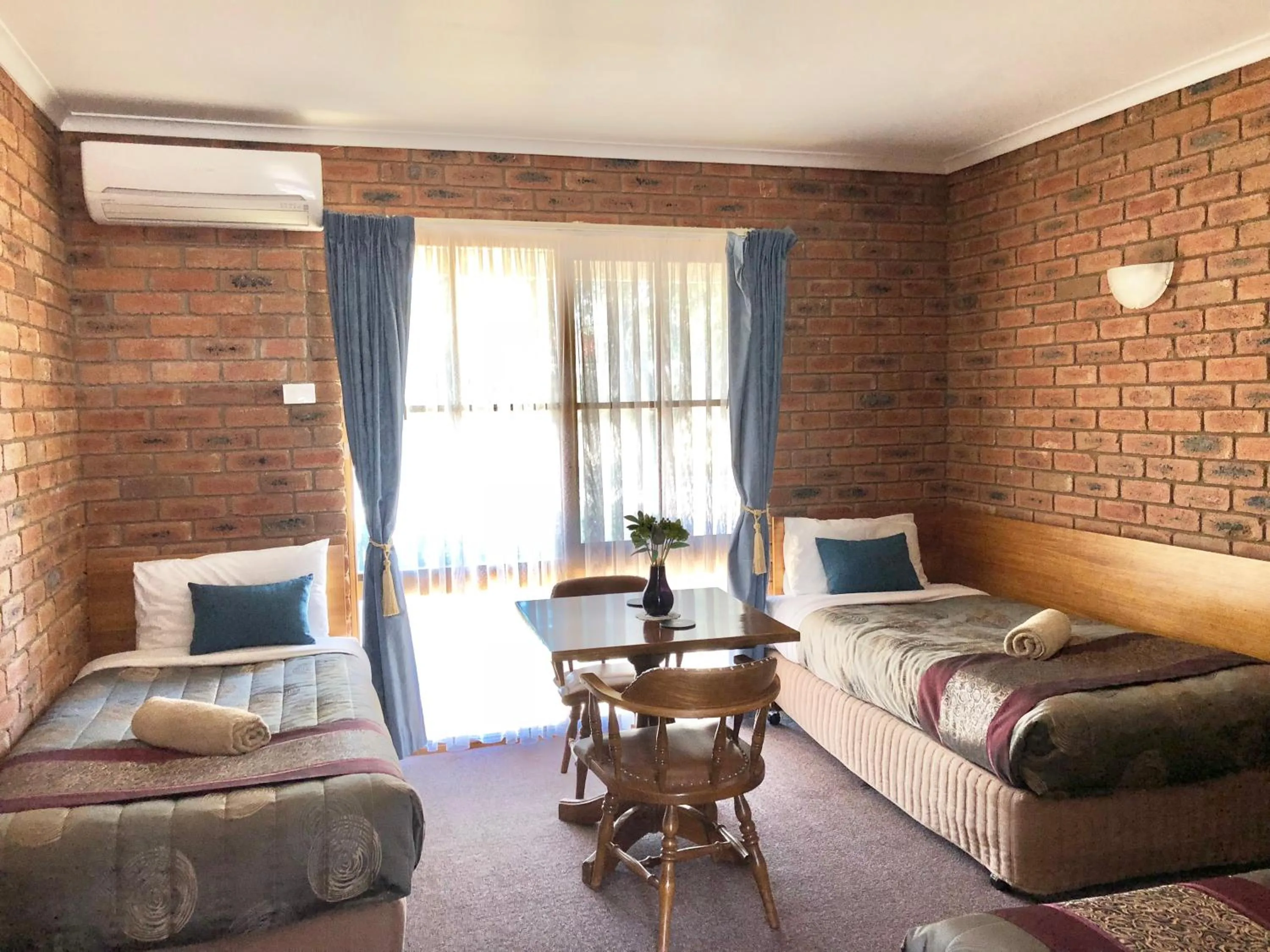 Bed in Jolly Swagman Motor Inn Euroa