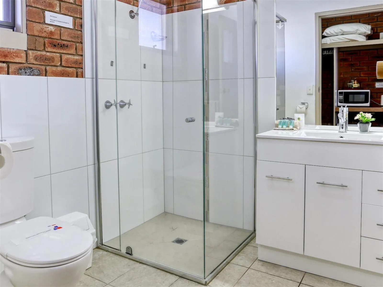 Bathroom in Jolly Swagman Motor Inn Euroa