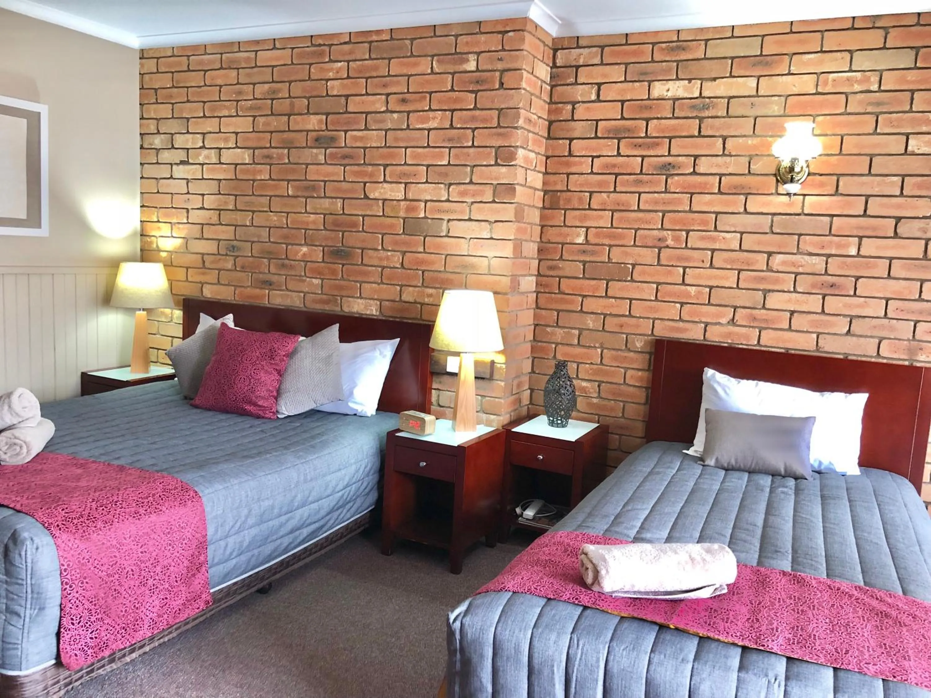 Bed in Jolly Swagman Motor Inn Euroa