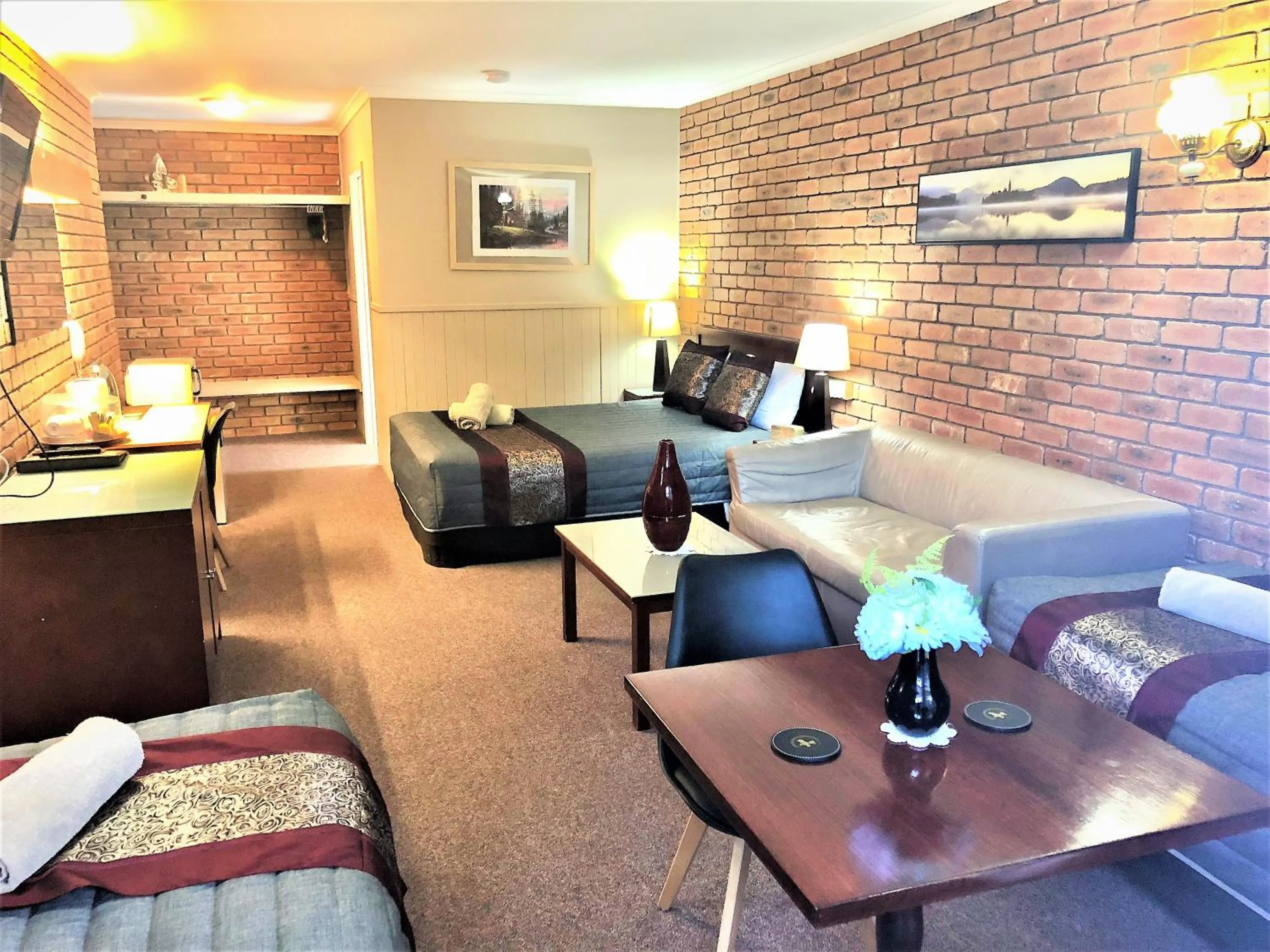 Bed in Jolly Swagman Motor Inn Euroa