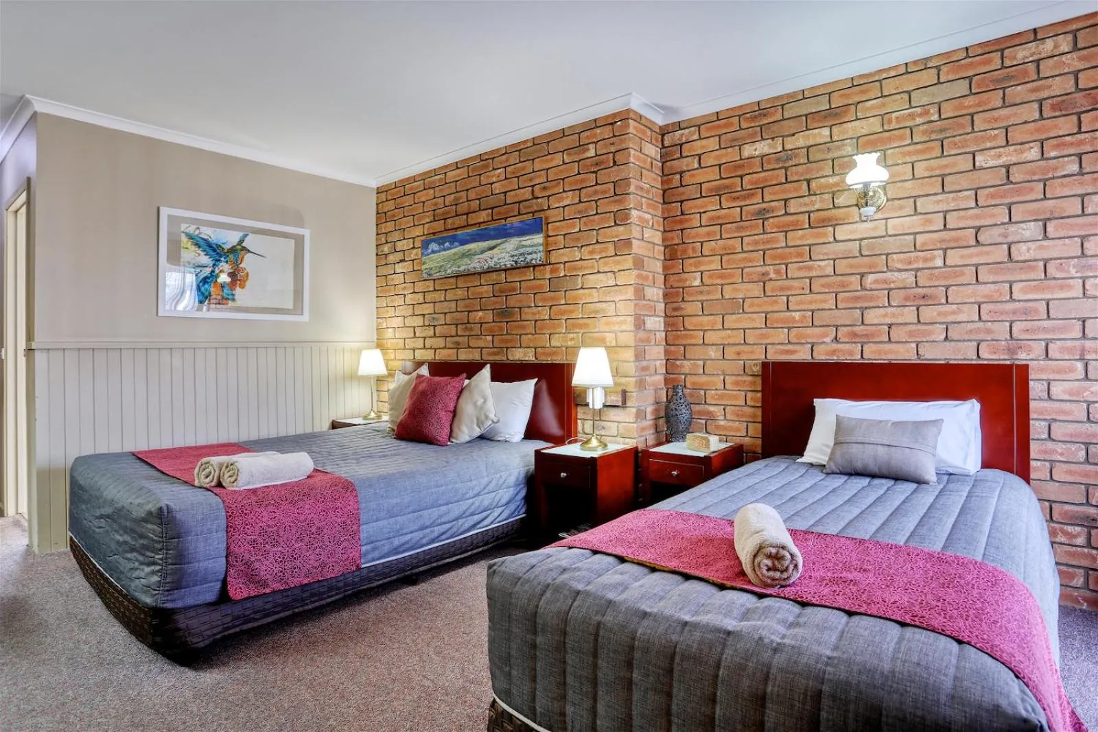 Bed in Jolly Swagman Motor Inn Euroa