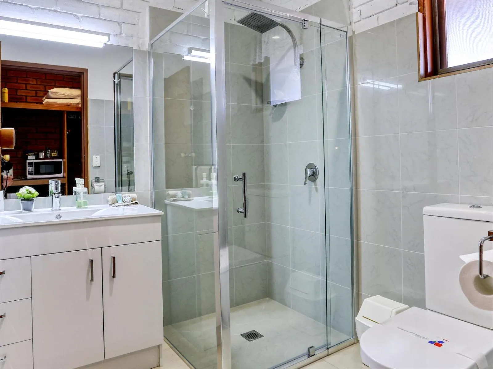 Bathroom in Jolly Swagman Motor Inn Euroa