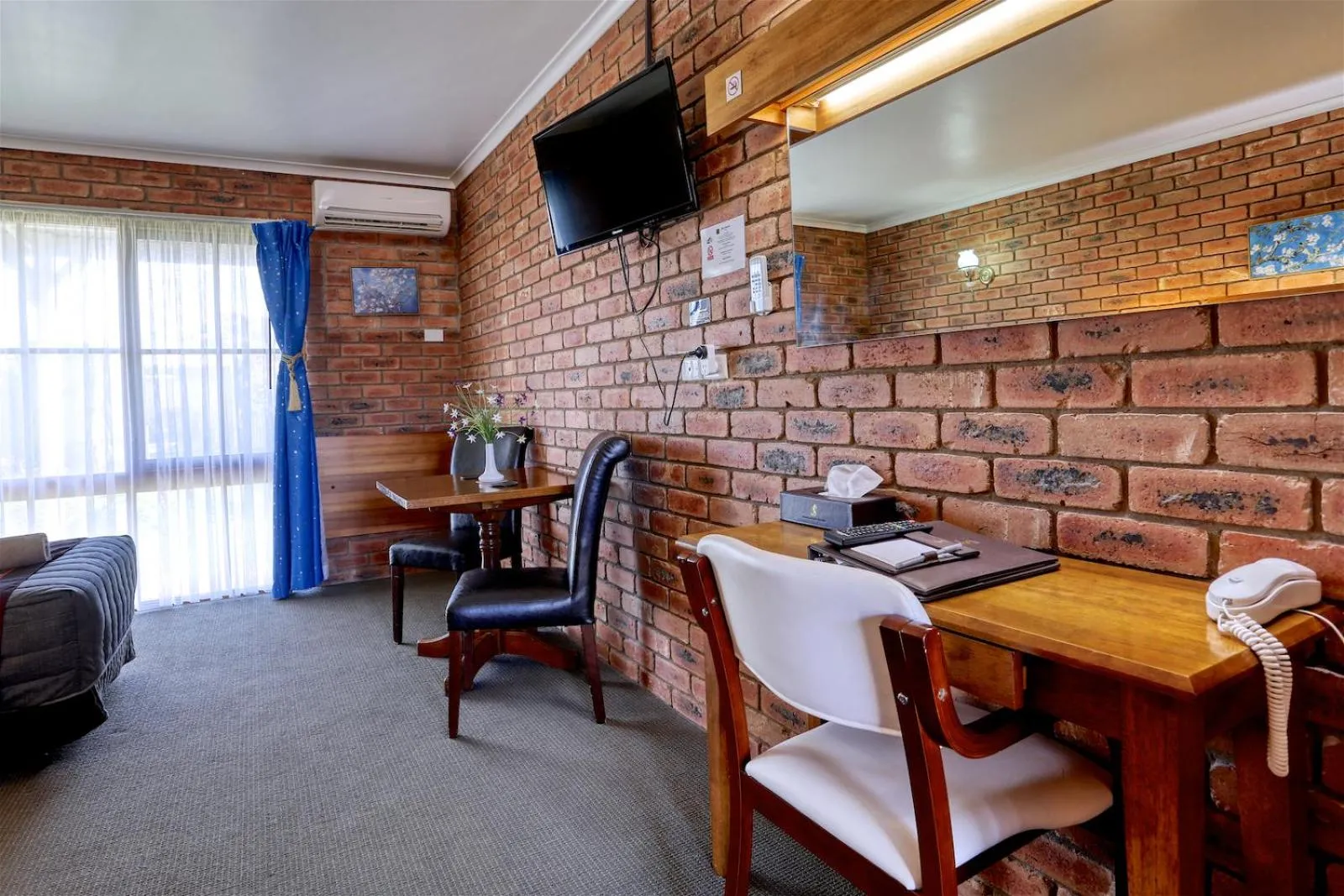 Seating area in Jolly Swagman Motor Inn Euroa
