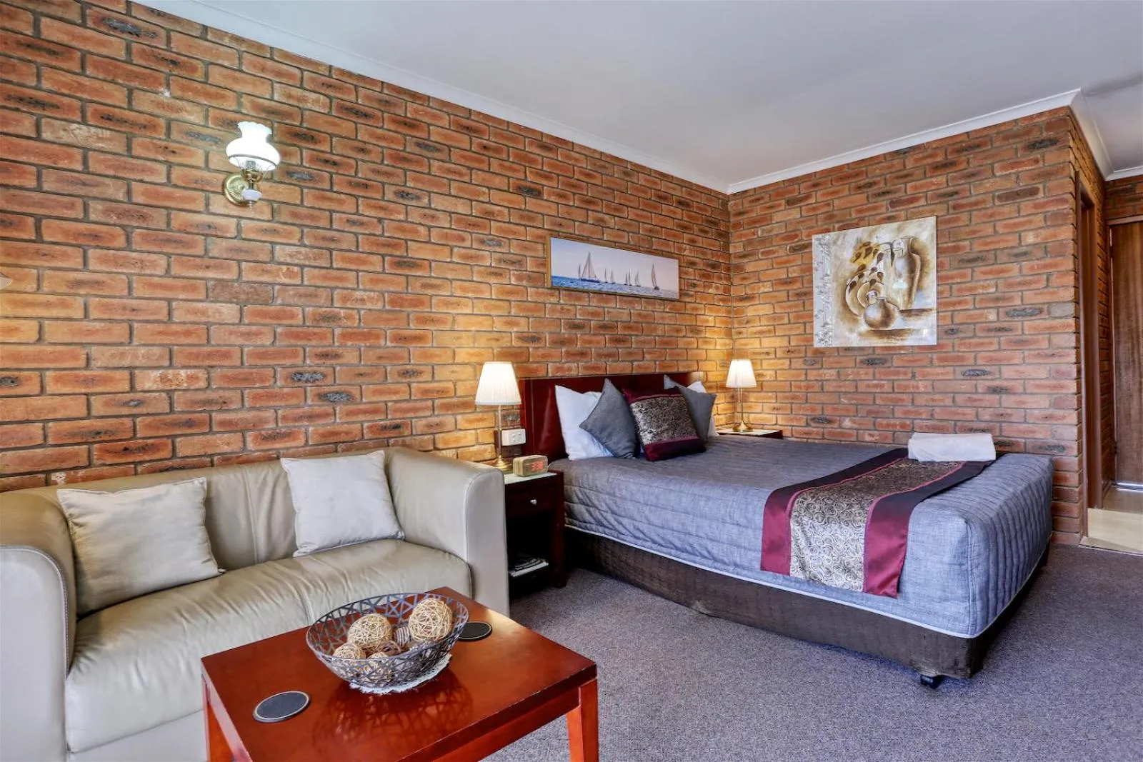 Bed in Jolly Swagman Motor Inn Euroa